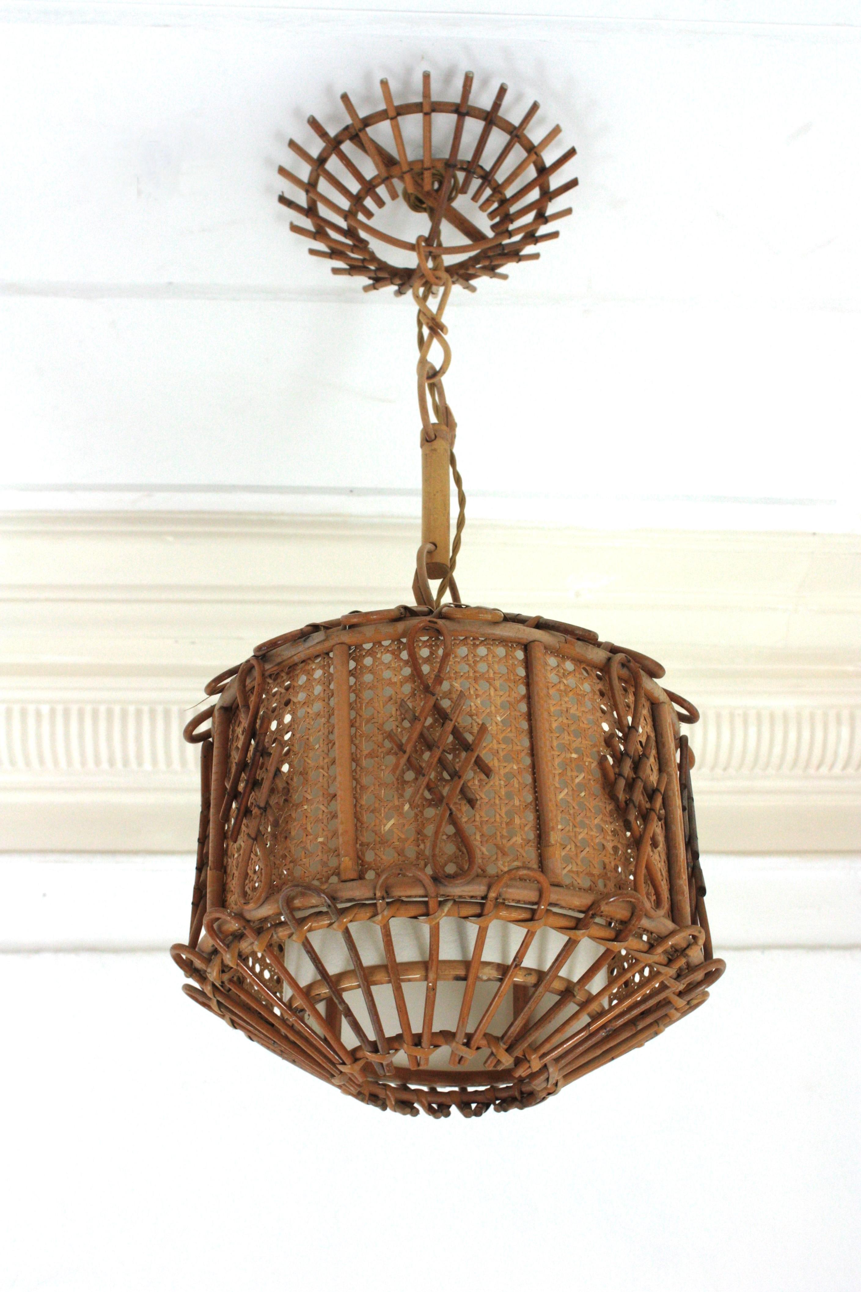 Fatto a mano Lanterna a sospensione in rattan modernista francese con accenti cineseria in vendita