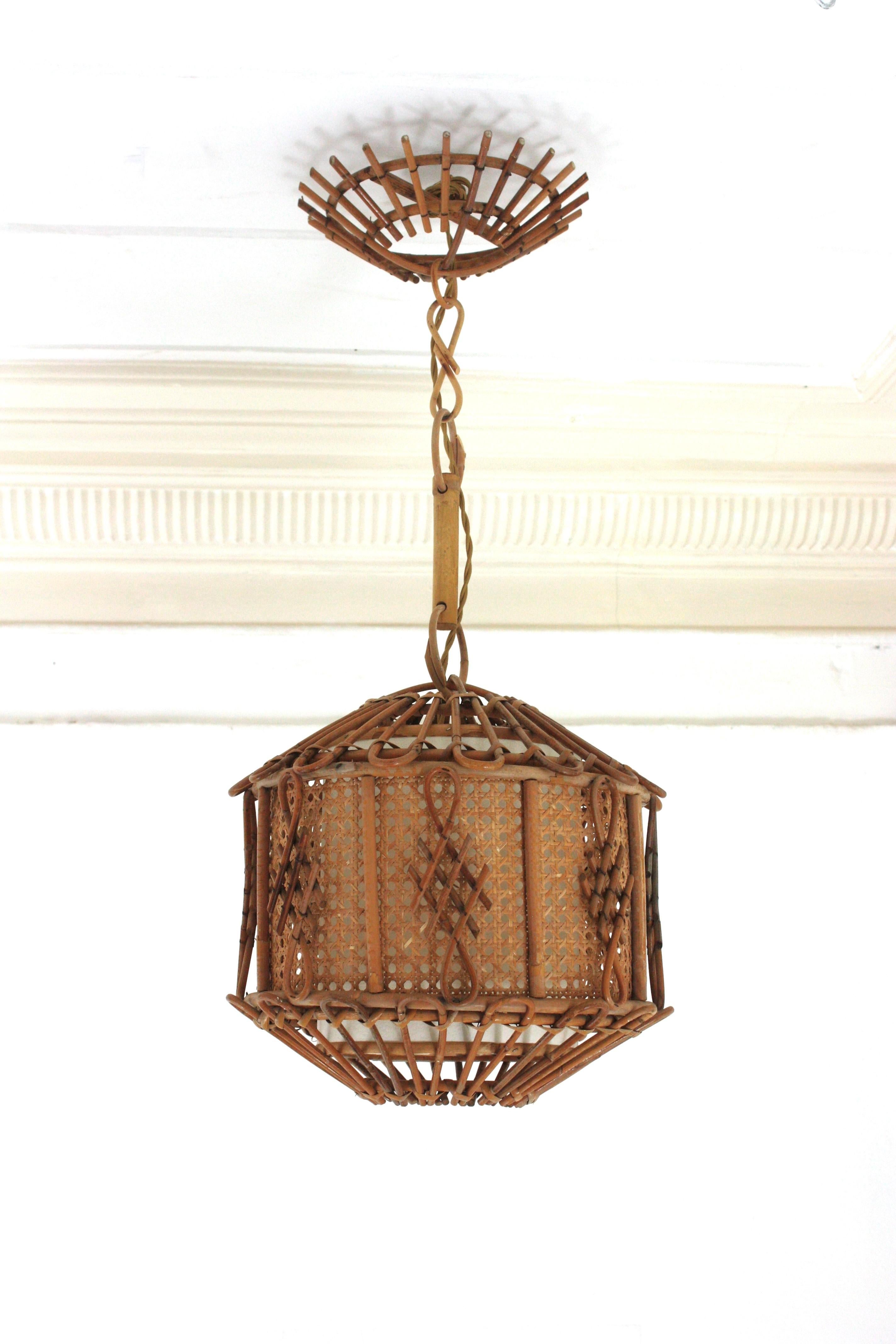 Lanterna a sospensione in rattan modernista francese con accenti cineseria in vendita 1