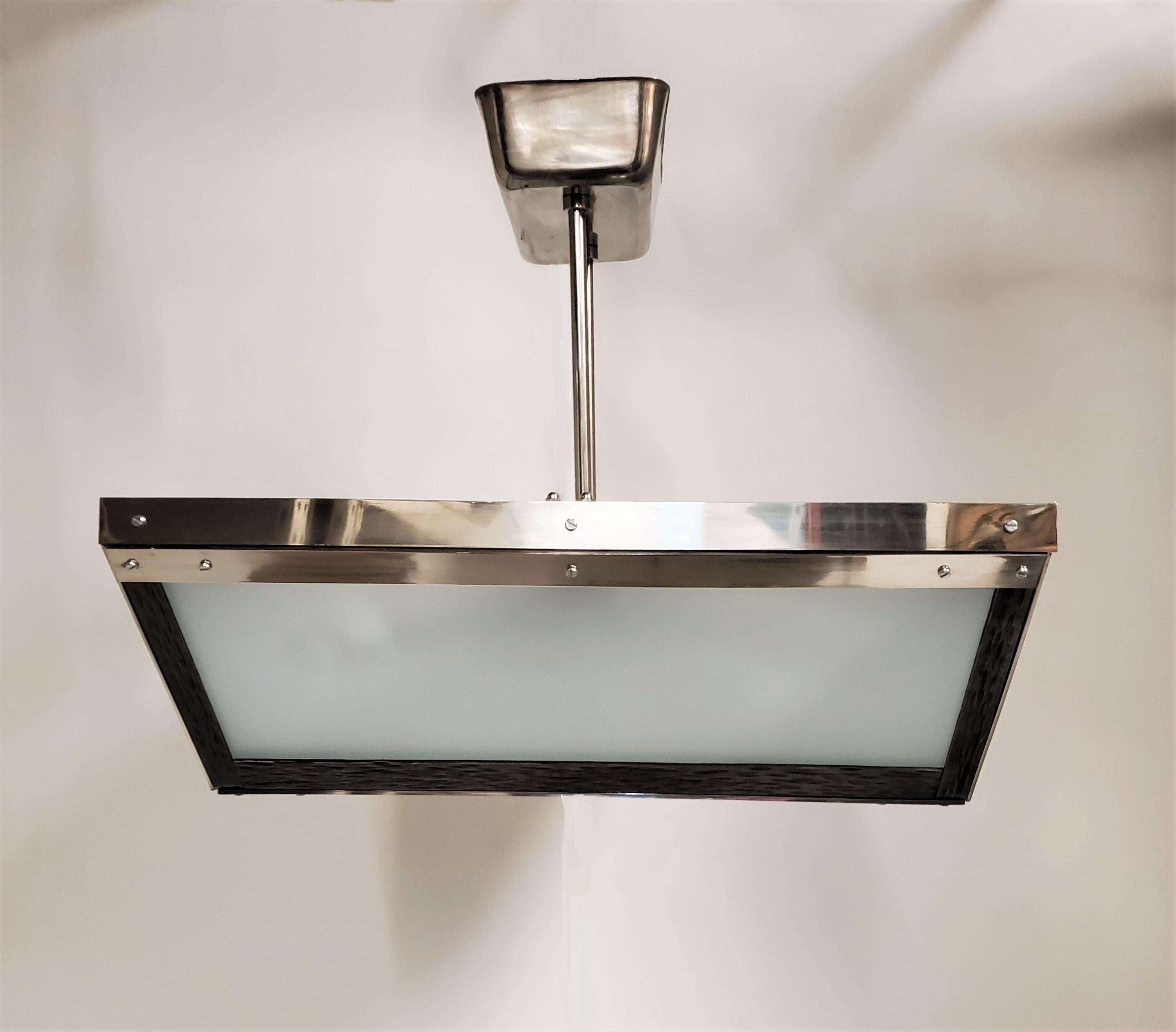 Metà XX secolo Lampadario francese modernista rettangolare in vetro e nichel in vendita