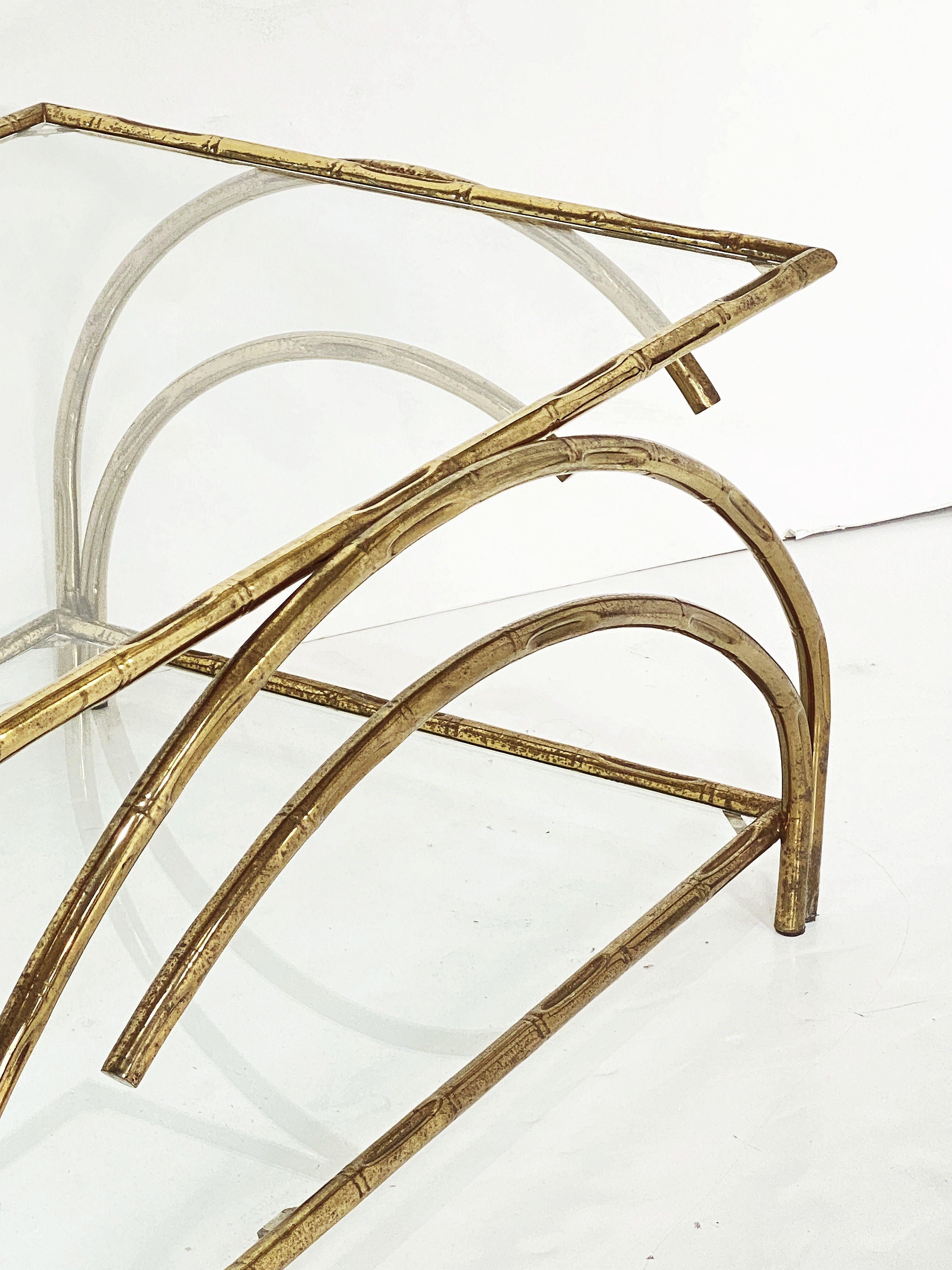 Französischer Modernist Rechteckiger Niedriger oder Couchtisch aus Messing (20. Jahrhundert) im Angebot