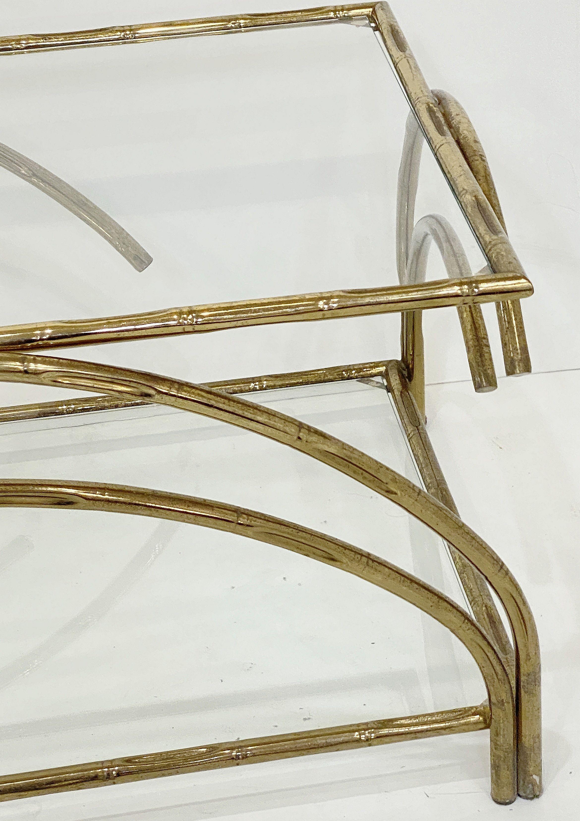 Französischer Modernist Rechteckiger Niedriger oder Couchtisch aus Messing im Angebot 3