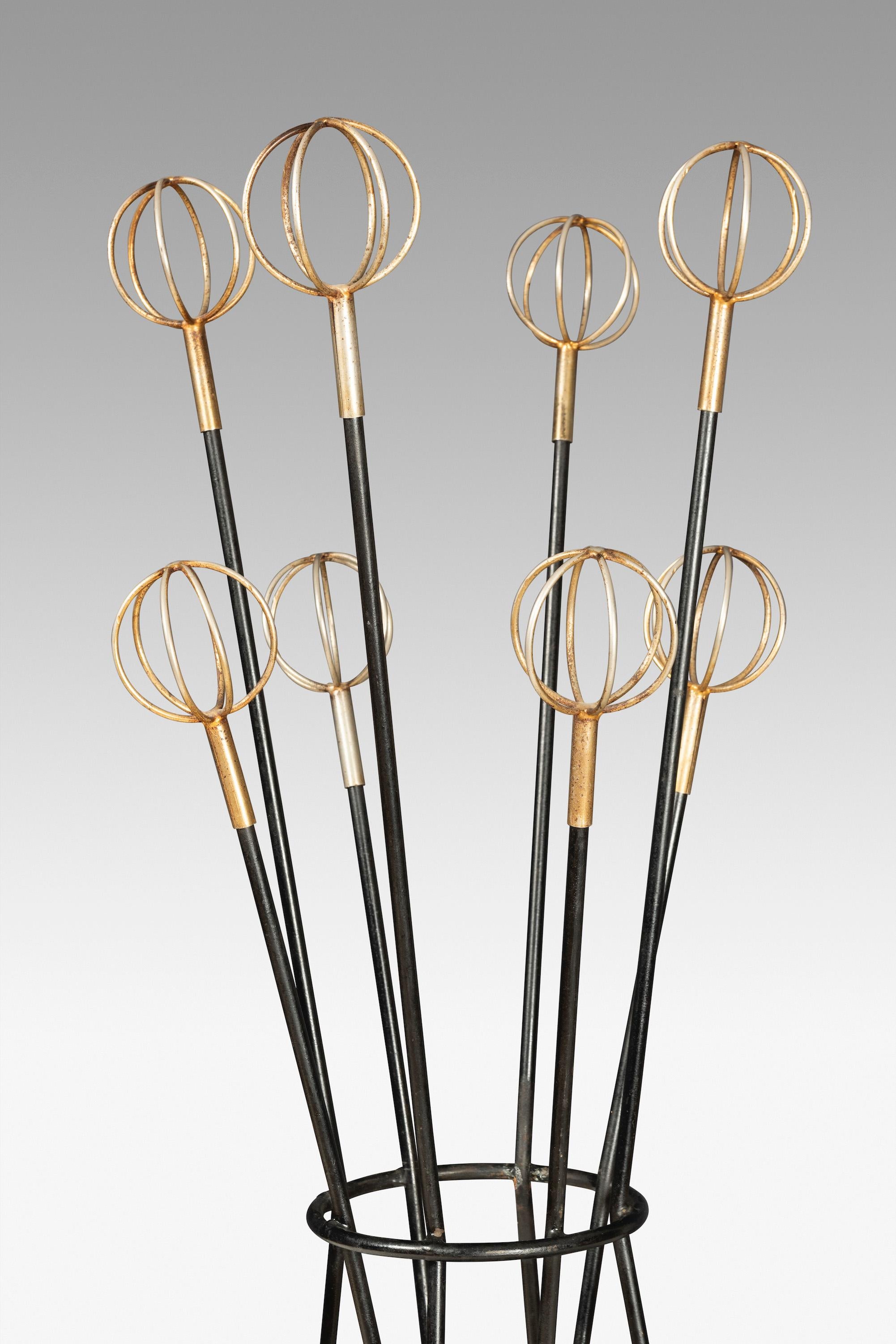 Mid-Century French coat rack designed by Roger Feraud. Manufactured by Geo France. The spheres are nickel plated brass. The natural patina of the spheres has been kept.
Spheres are 9cm.