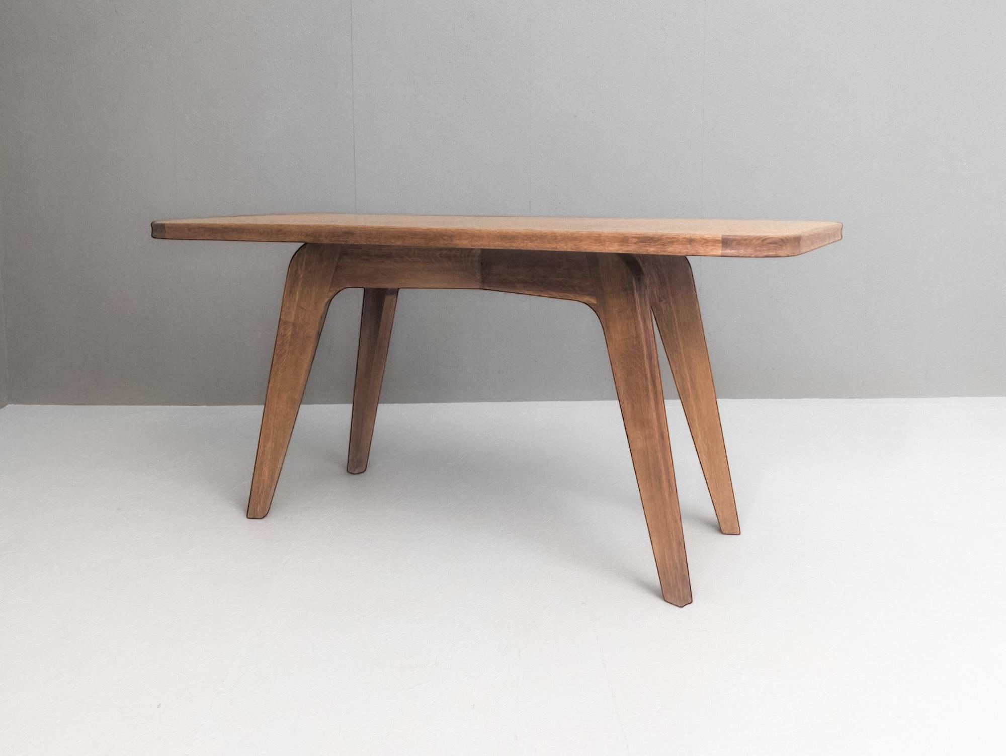 Chêne Table sculpturale moderniste française, années 1930 en vente