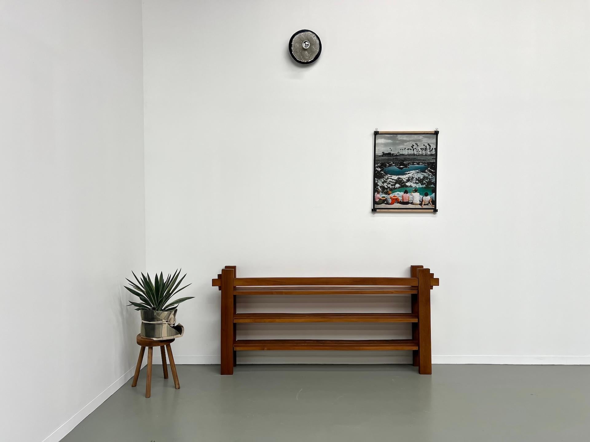 Unique piece, very elegant French cabinetmaking work from the 70s for this brutalist shelf with modernist accents which is strongly reminiscent of the creations of Pierre Chapo. In addition to the beauty and solidity of the solid elm, finishing
