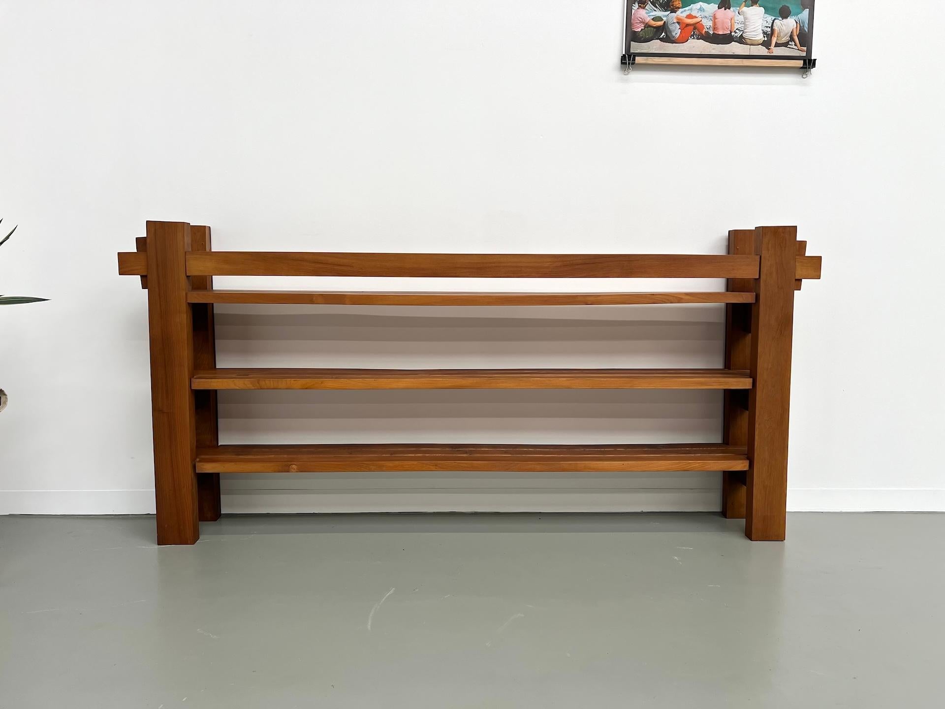 French modernist shelf from the 70s in solid elm In Good Condition For Sale In LYON, FR
