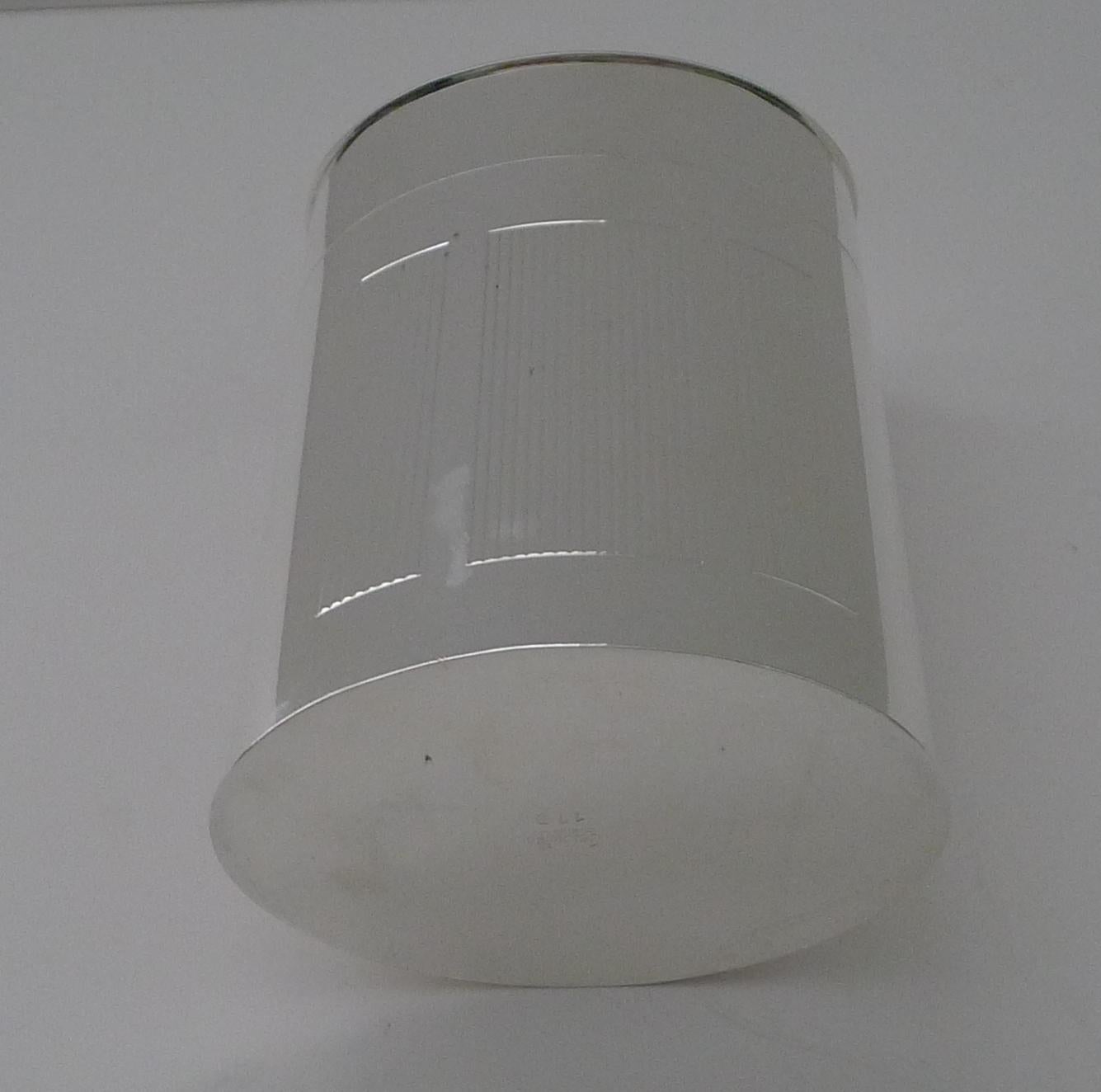 Preciosa caja de puros ovalada y moderna de mediados de siglo, fabricada en chapa de plata y firmada en la parte inferior 