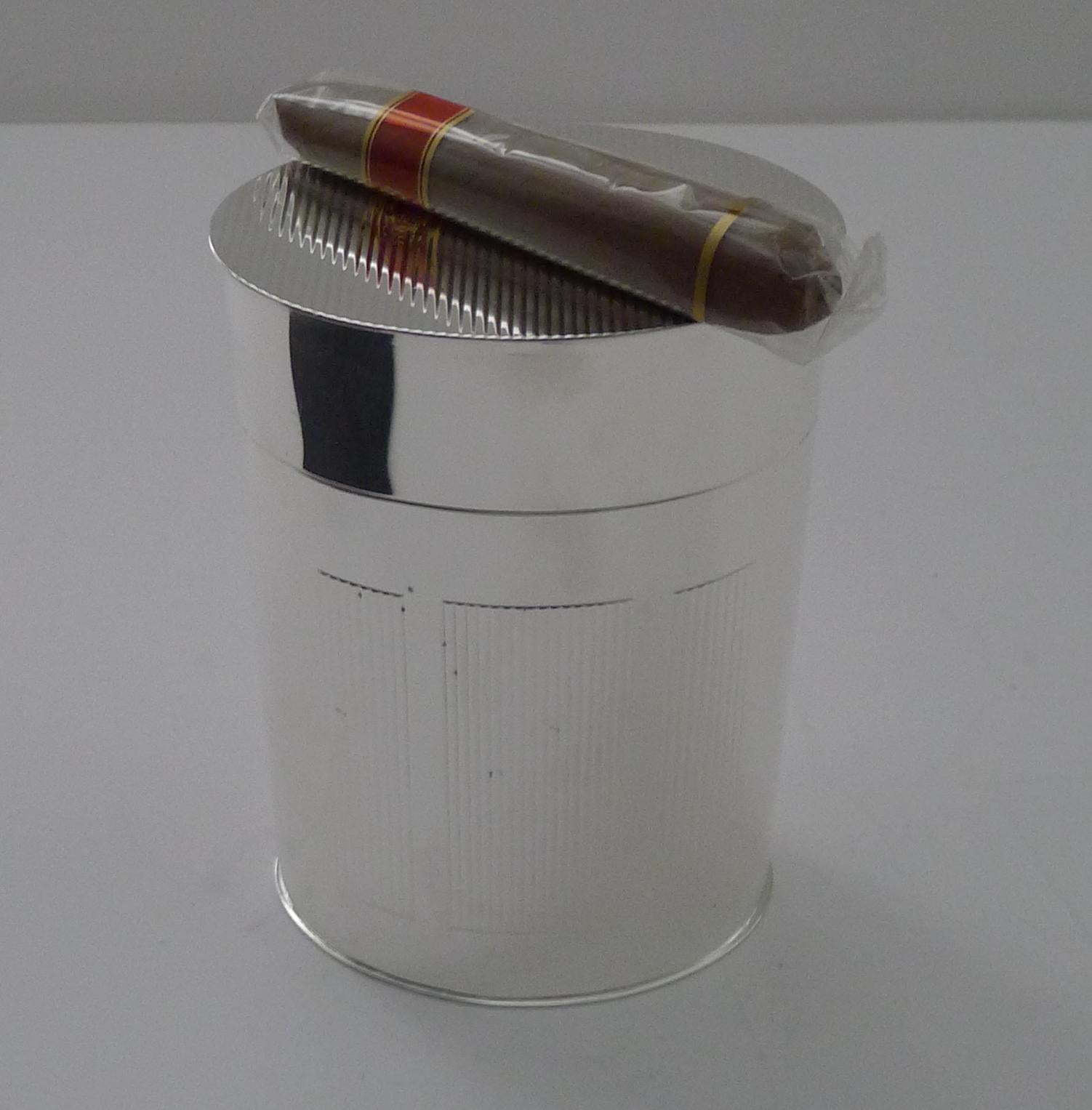 Mid-Century Modern Boîte à cigares moderniste française en métal argenté par Crevillen, Paris, vers 1960 en vente