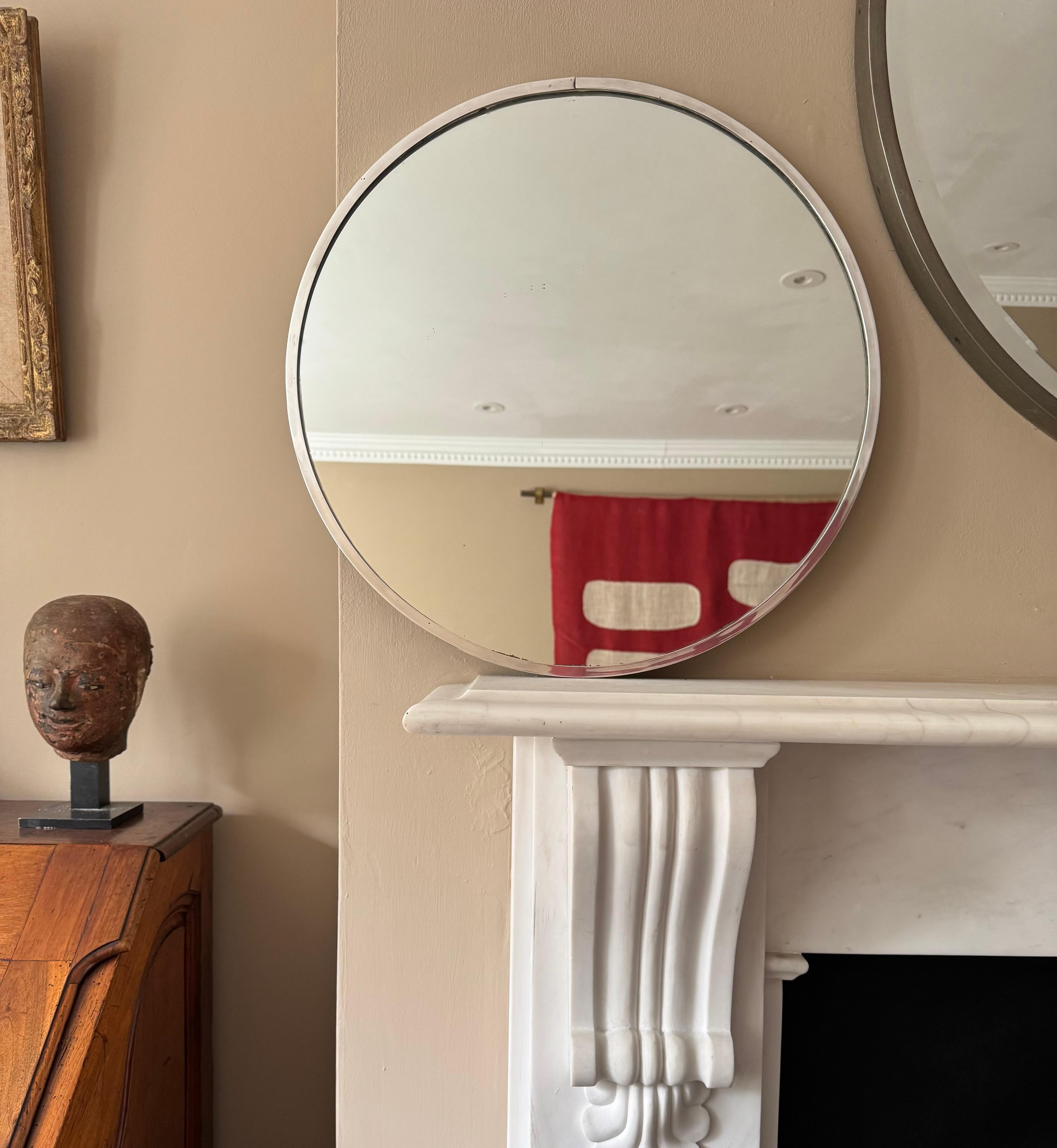 Art déco Petit miroir rond en métal argenté de style moderniste français en vente