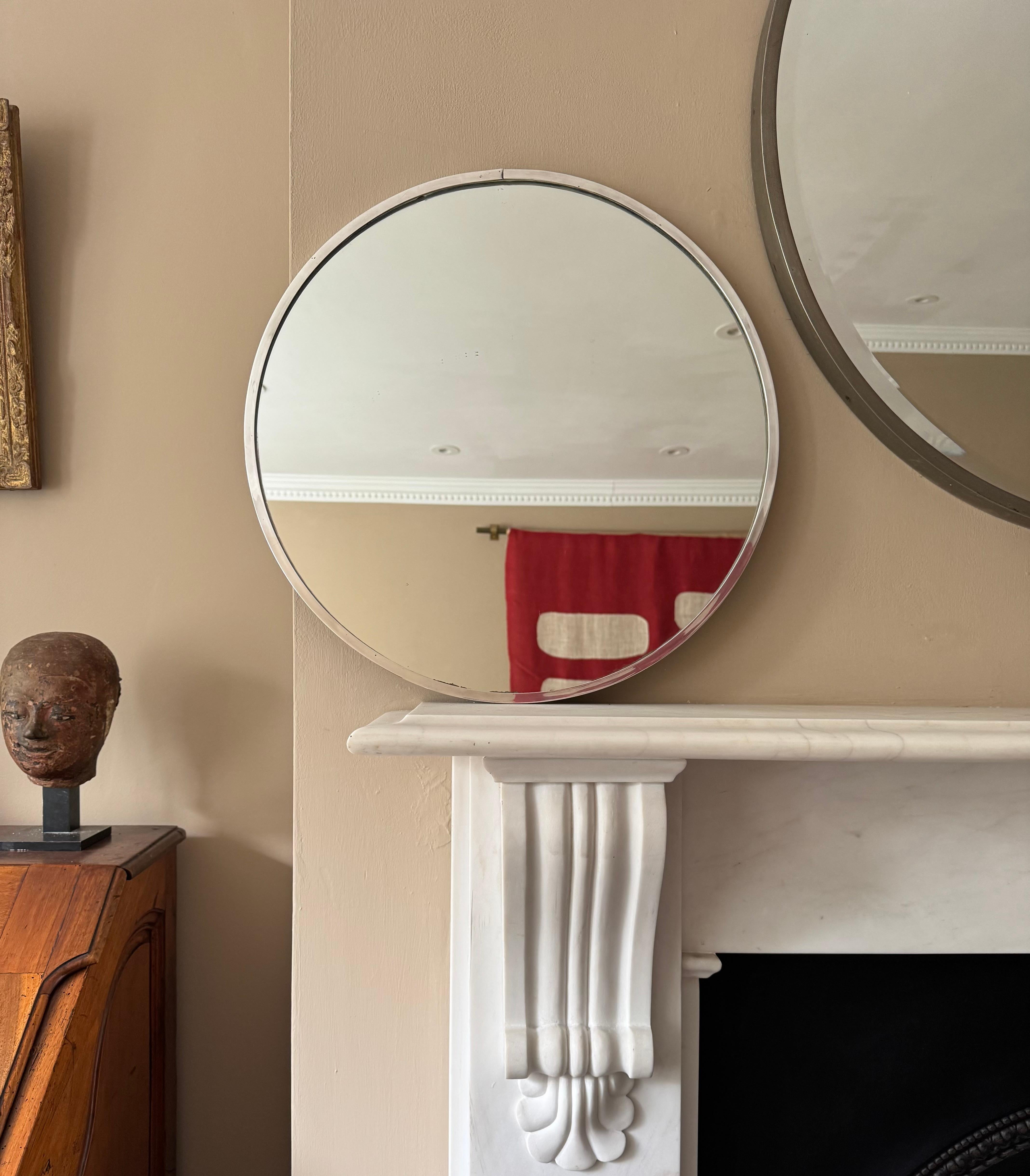 Français Petit miroir rond en métal argenté de style moderniste français en vente