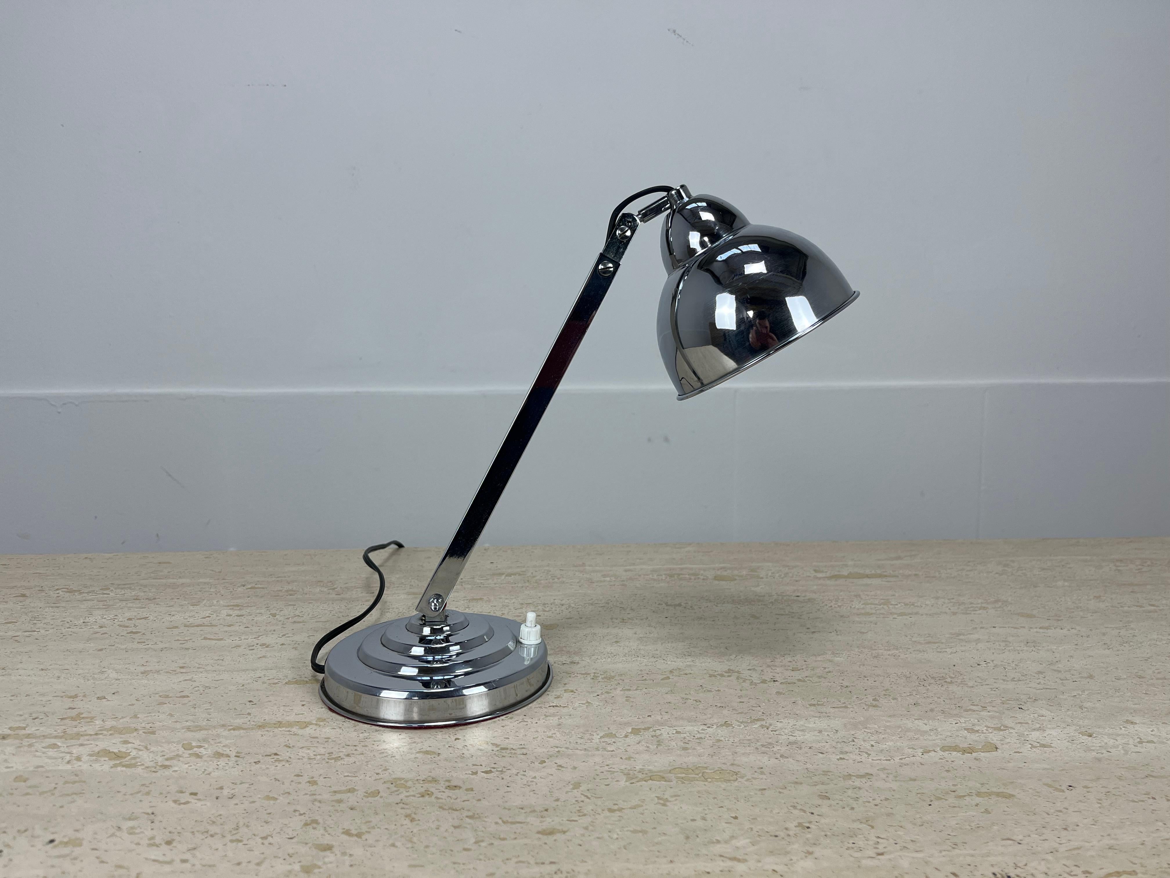 Lampe de table moderniste Art déco française des années 1930 / 1940, en métal chromé. Bon état. 