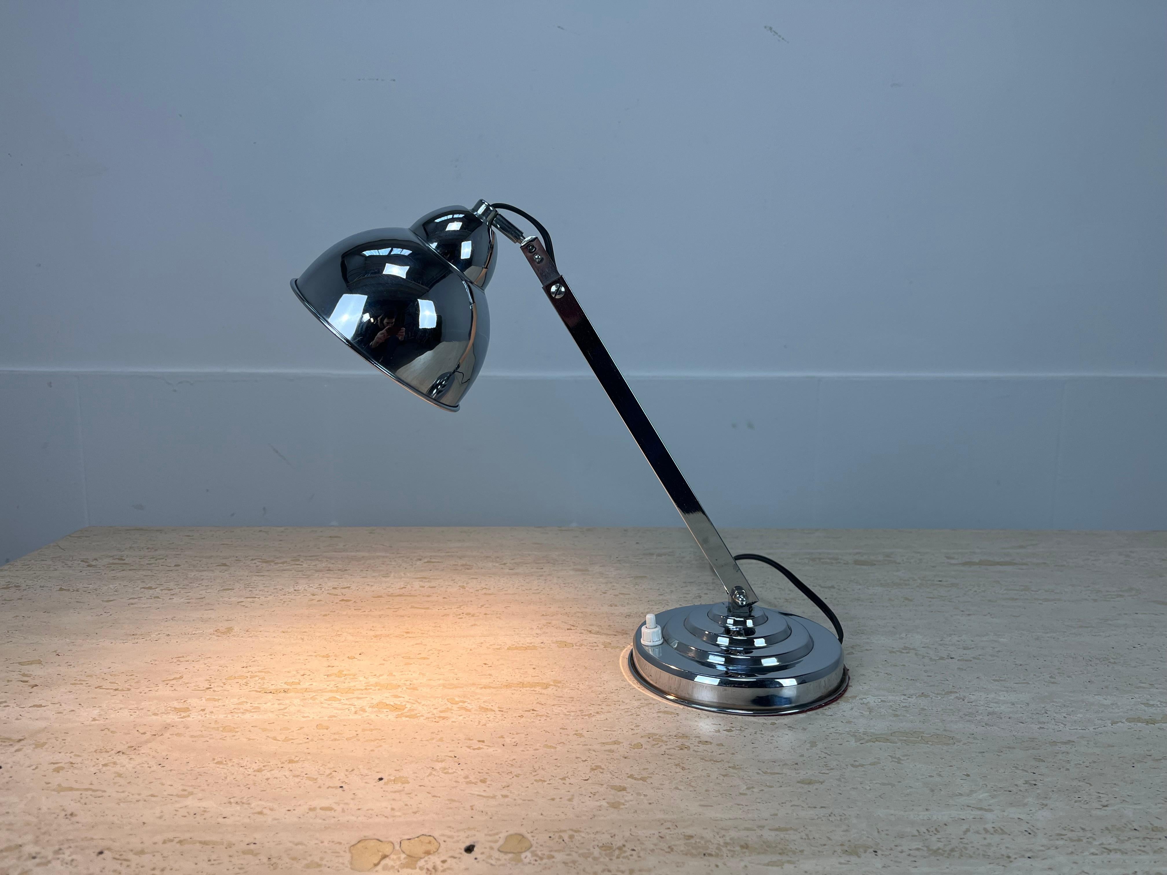Art déco Lampe de table moderniste française, métal chromé Art Déco, 1930 1940 en vente