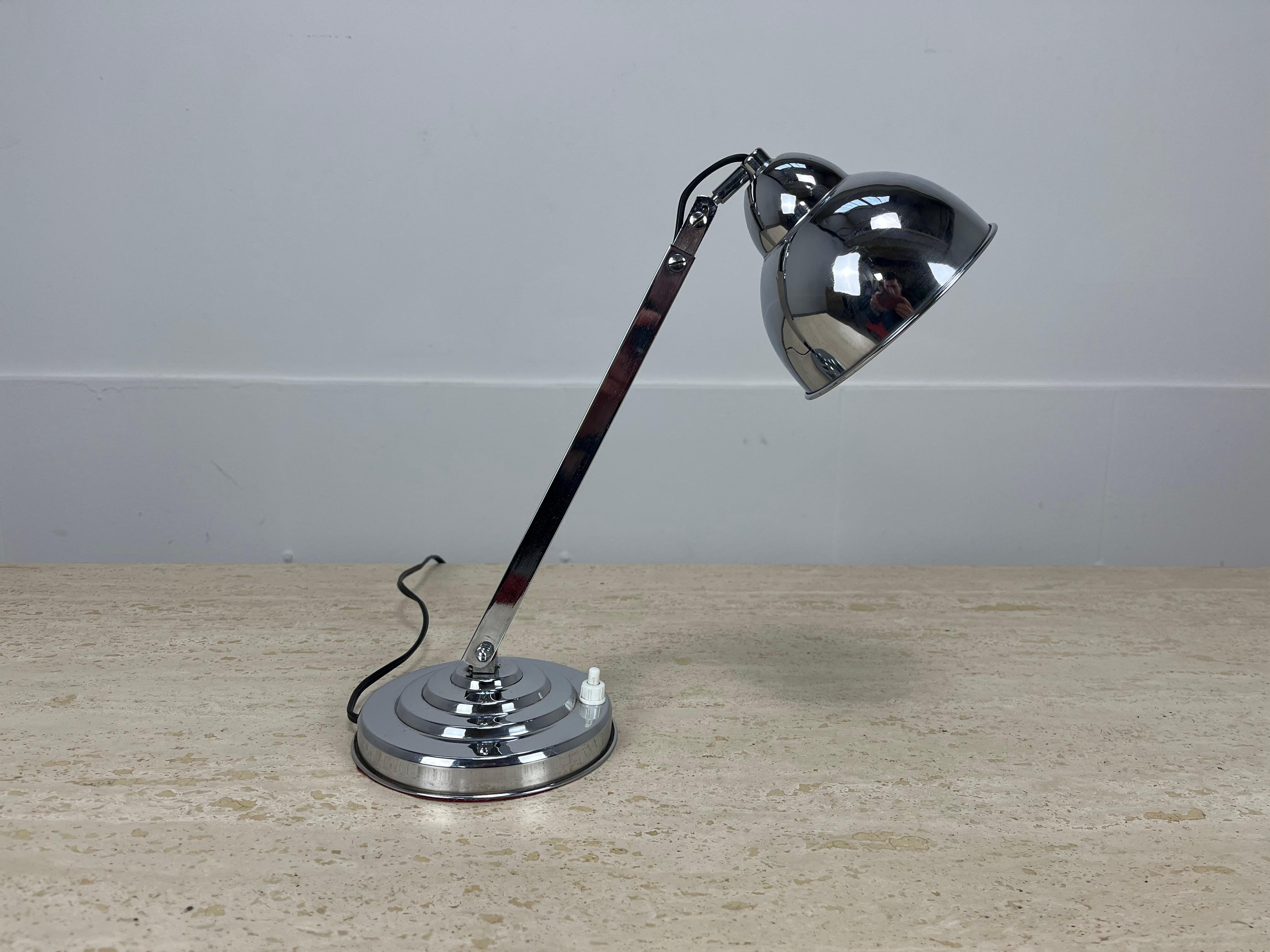 Français Lampe de table moderniste française, métal chromé Art Déco, 1930 1940 en vente