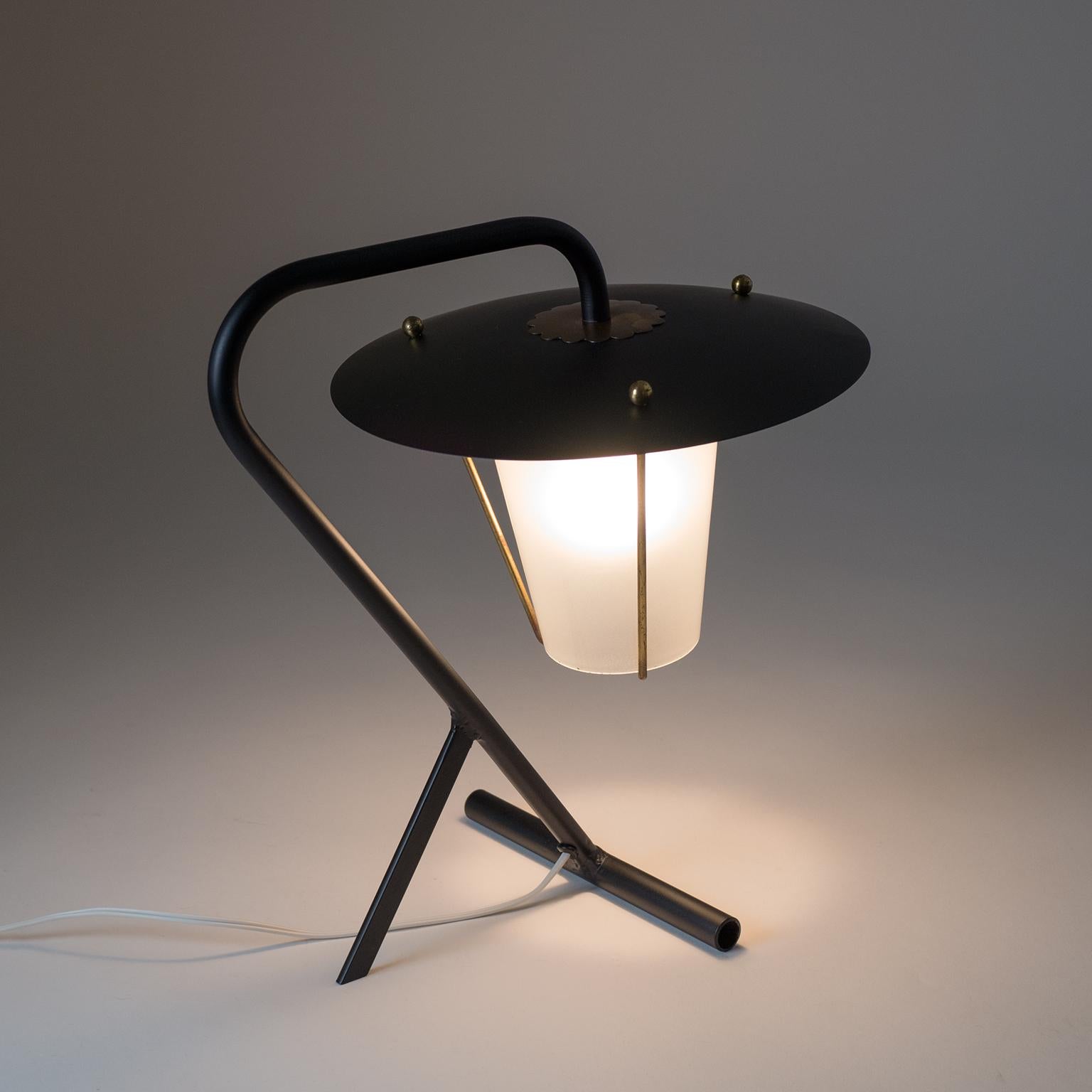 Modernistische französische Tischlampe der Französischen Moderne, um 1950 (Lackiert) im Angebot