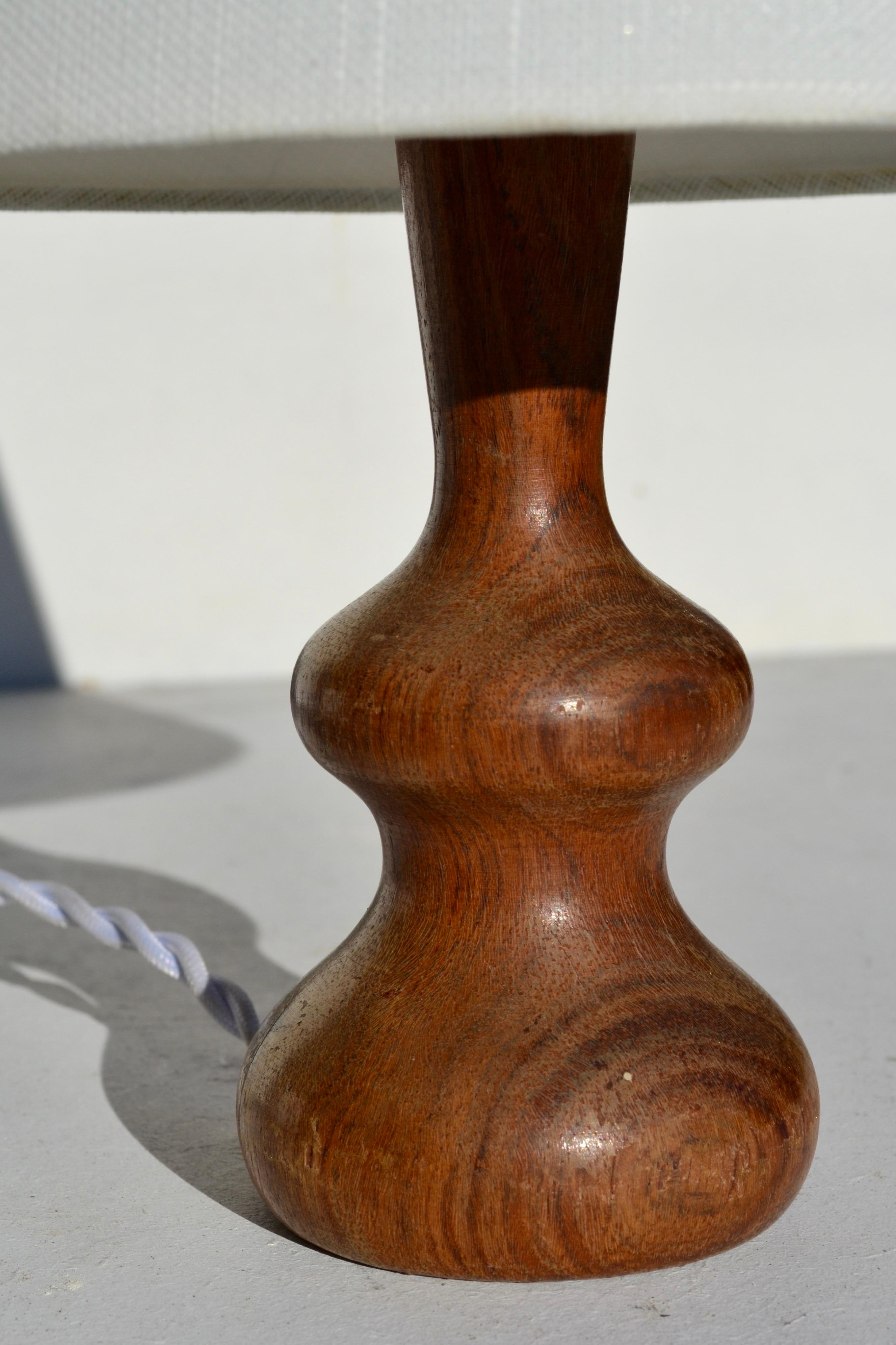 French Modernist Table Lamp in Turned Solid Wood, 1950s Moderno de mediados de siglo en venta