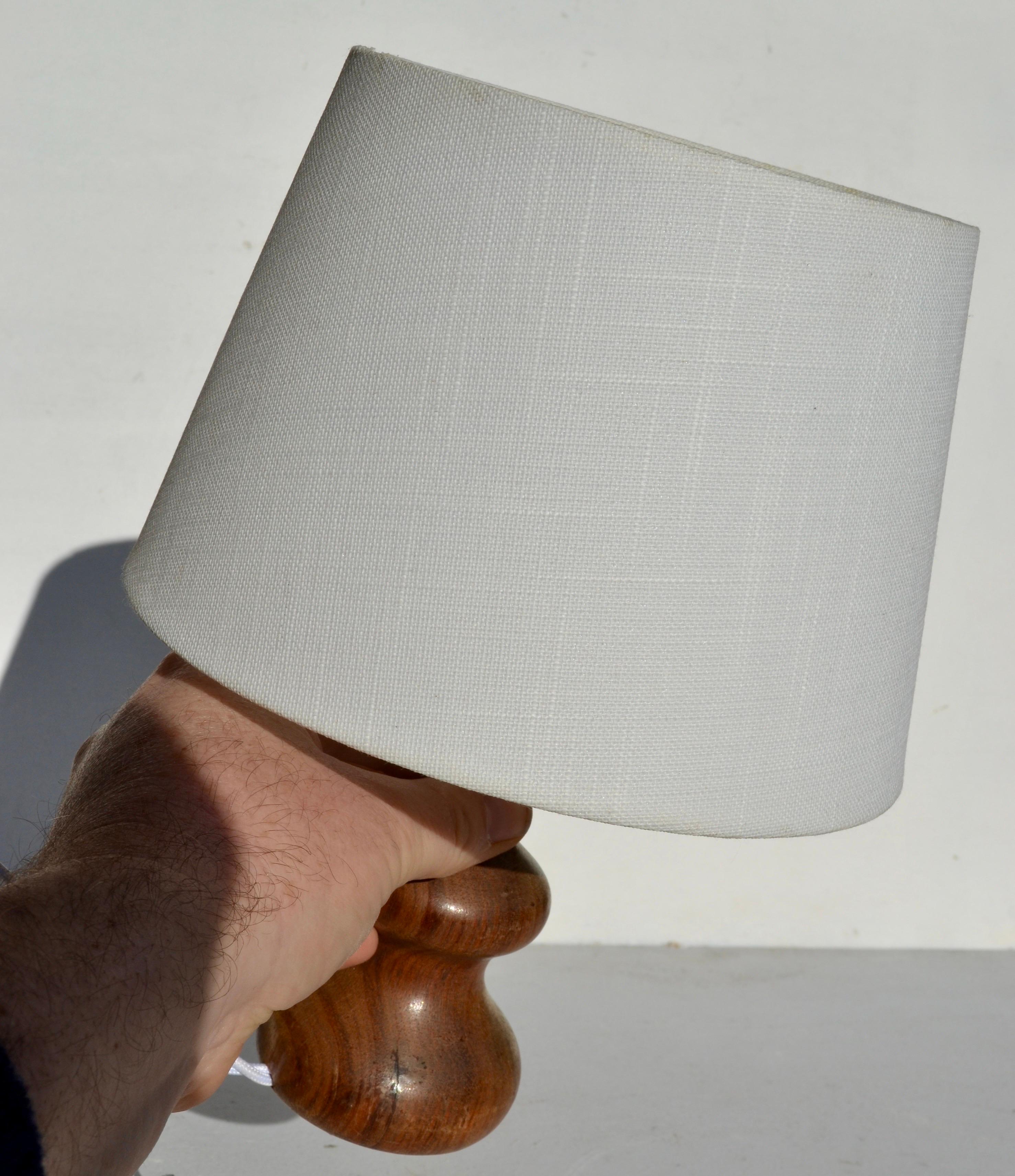 French Modernist Table Lamp in Turned Solid Wood, 1950s Francés en venta