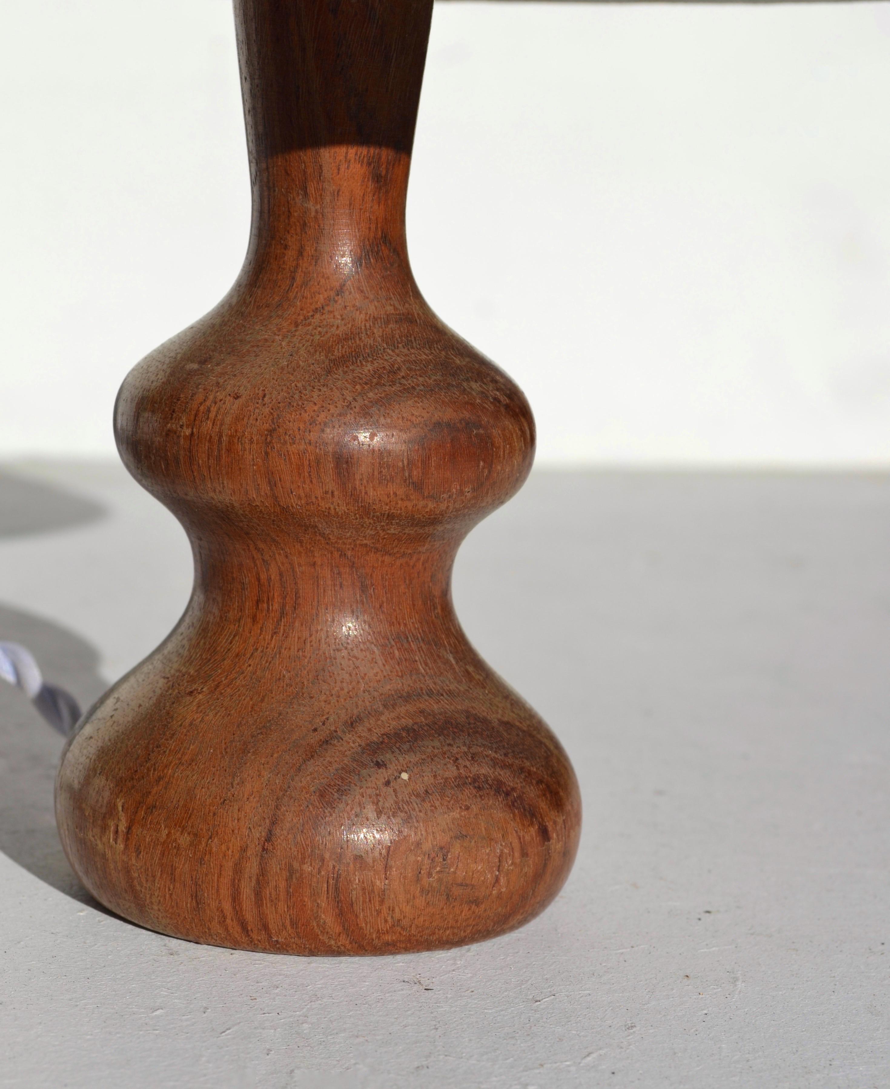 French Modernist Table Lamp in Turned Solid Wood, 1950s en Bueno estado para la venta en SOTTEVILLE-LÈS-ROUEN, FR