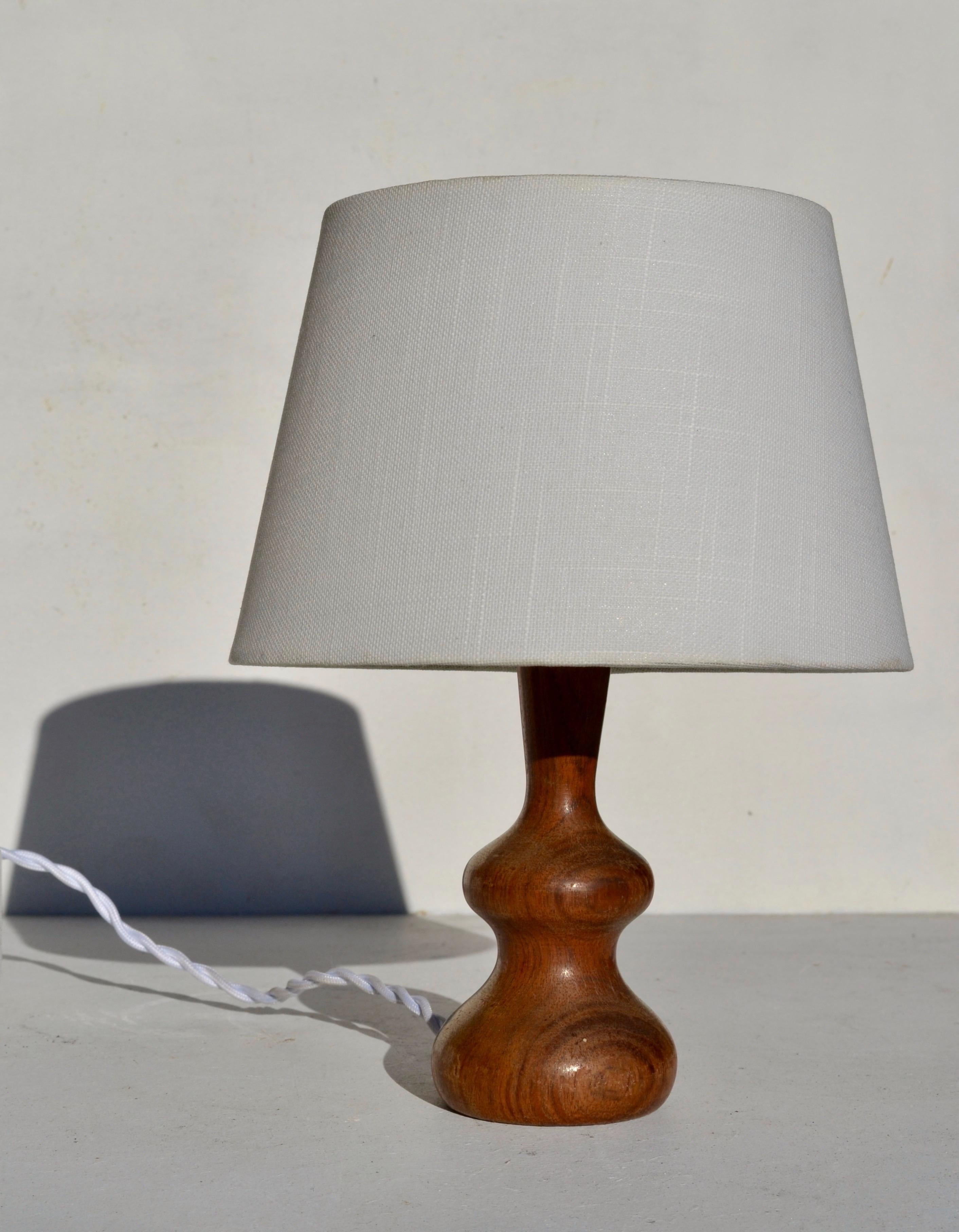 French Modernist Table Lamp in Turned Solid Wood, 1950s mediados del siglo XX en venta
