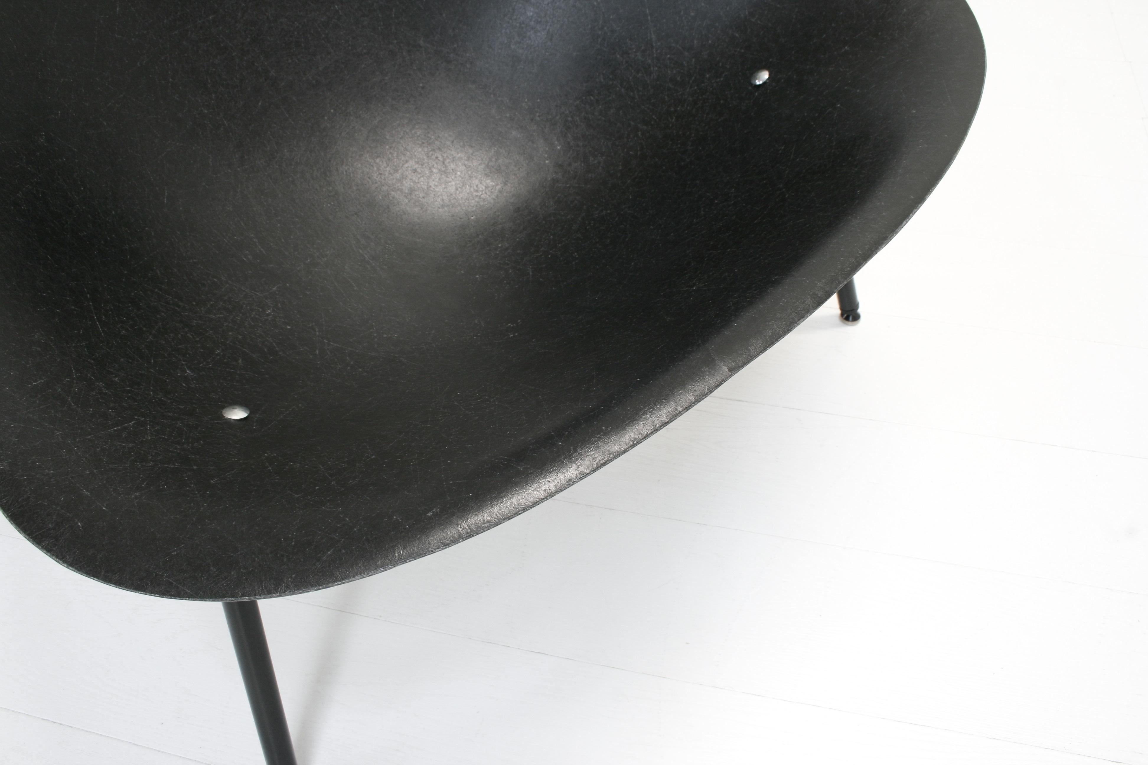 20ième siècle Chaise longue tripode en fibre de verre de style moderne français par Ed Mérat en vente