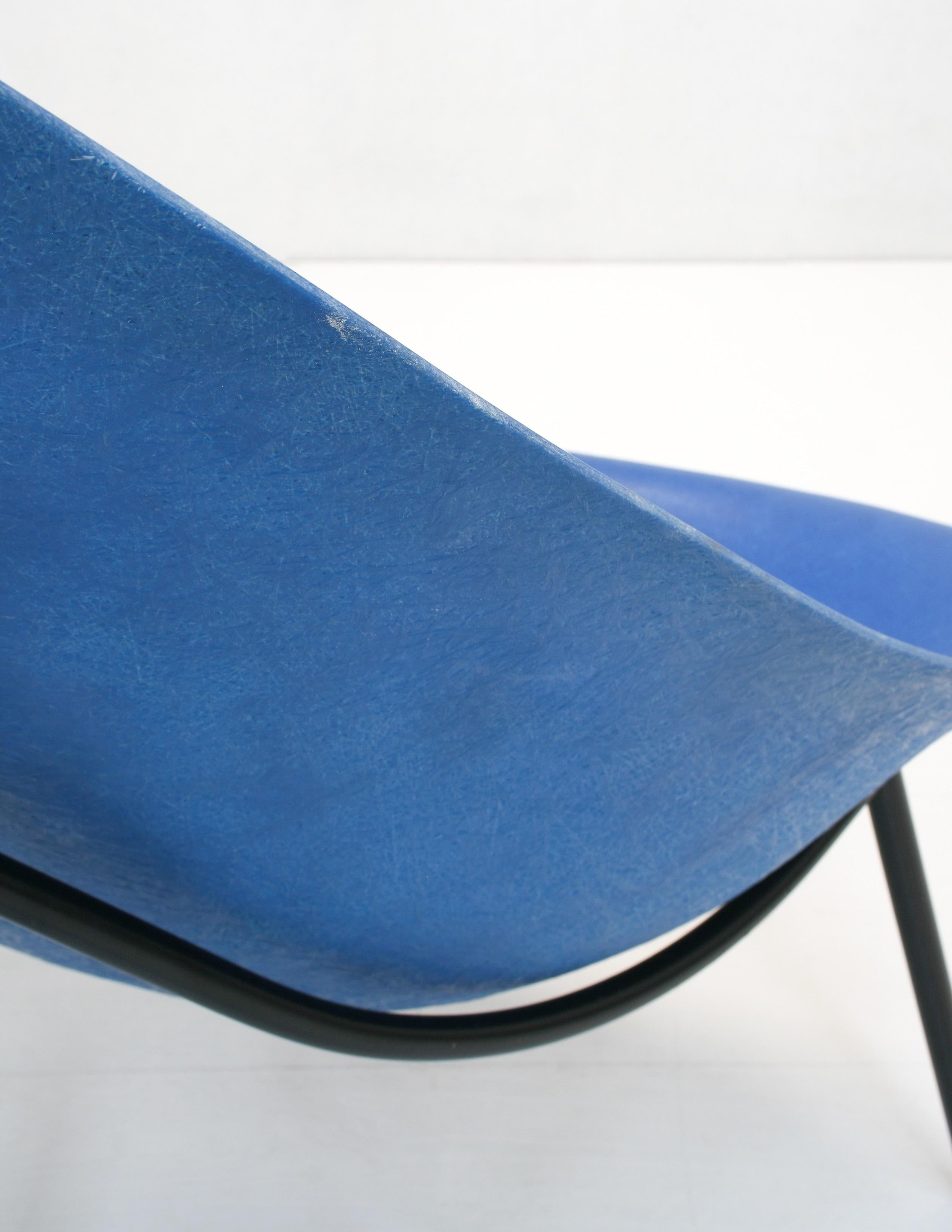 French Modernist Tripod Fiberglass Lounge Chair by Ed Mérat For Sale 1