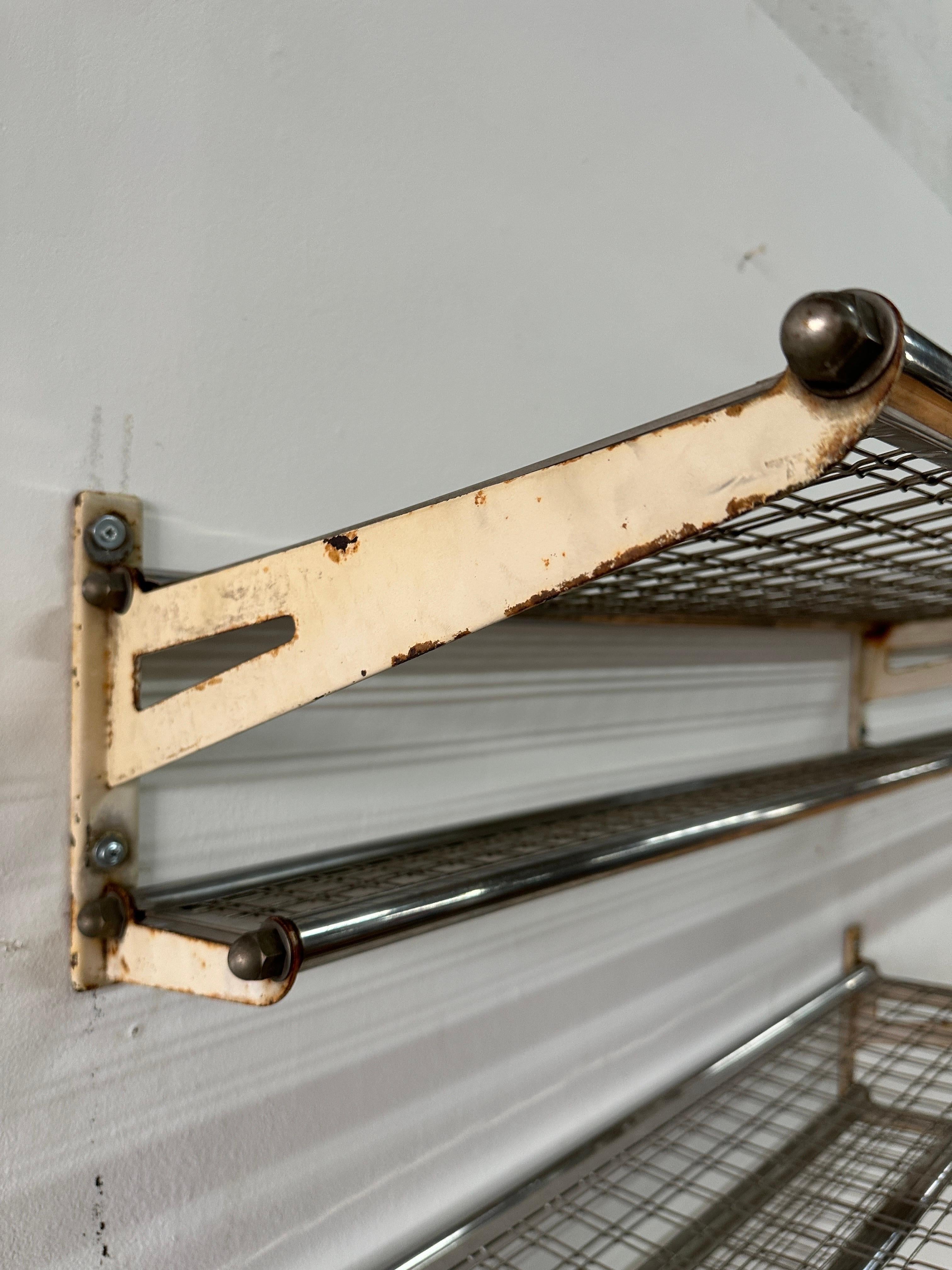DUE rastrelliere da parete con rete metallica - molto lunghe e vendute singolarmente.  Queste provengono da un treno francese utilizzato negli anni '60.

NOTA: QUESTO ARTICOLO SI TROVA E SARÀ SPEDITO DAL NOSTRO SHOWROOM DI MIAMI, IN FLORIDA.