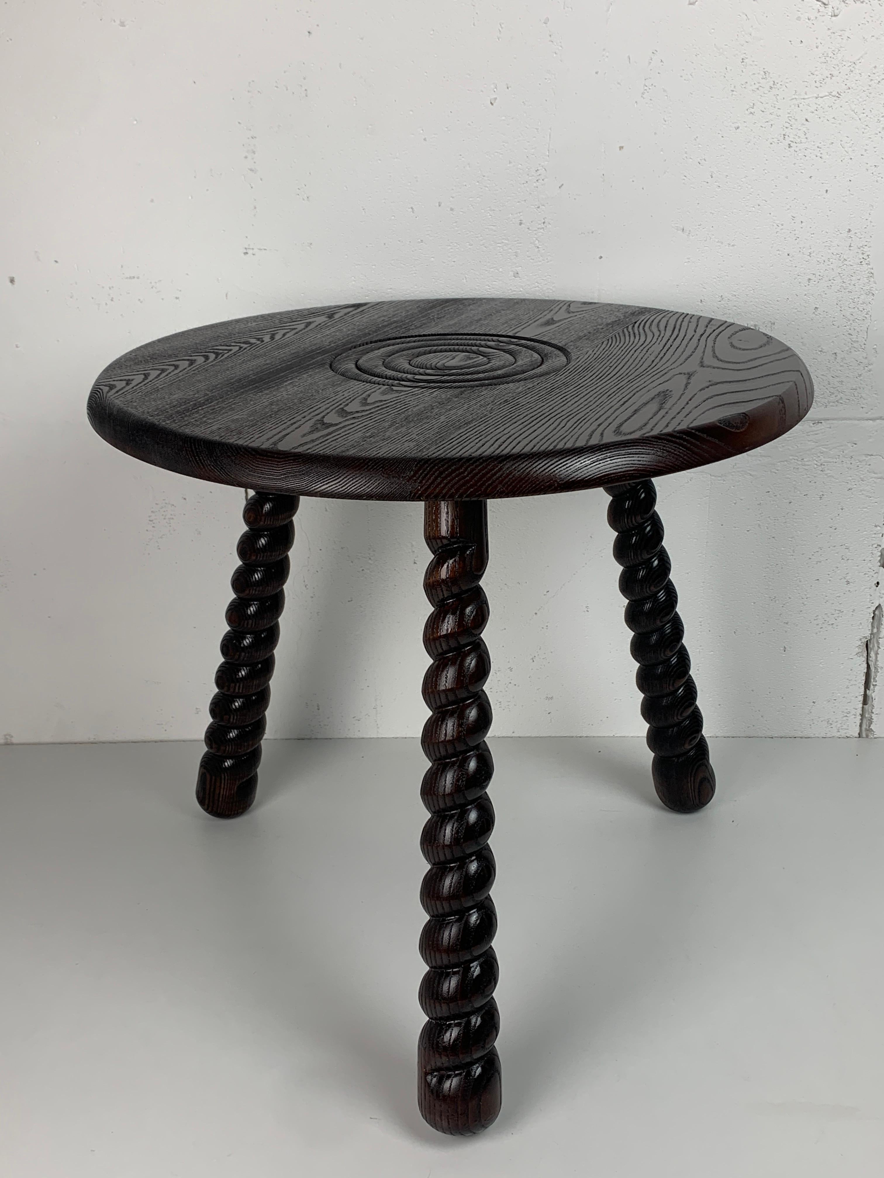 Magnifique table d'appoint bretonne ou basque avec pieds en fuseaux en très bon état sans réel défaut à signaler. Un complément parfait à tout intérieur. Cette table peut être facilement démontée pour une livraison plus économique. La table a été