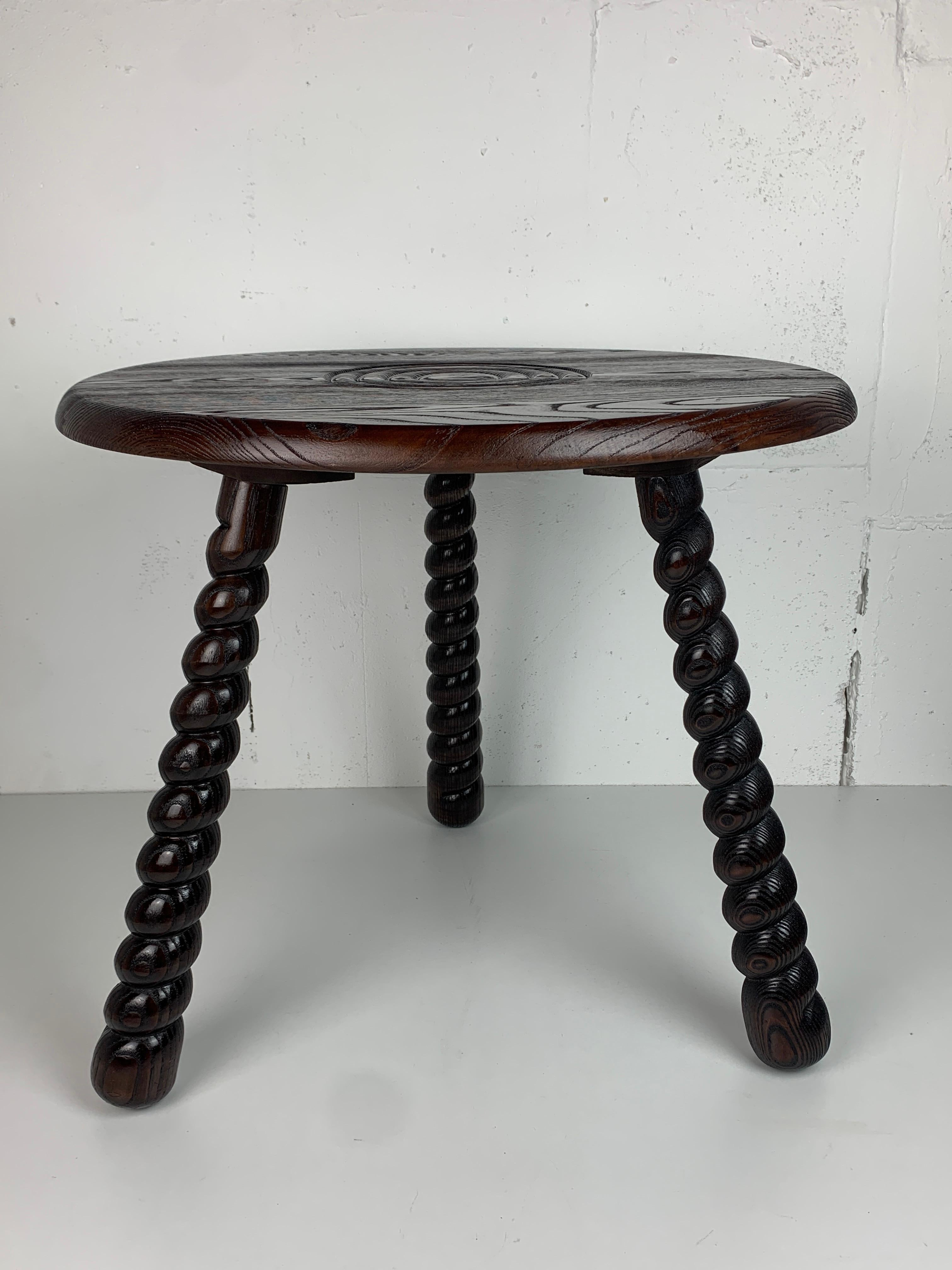 Plateau d'appoint moderniste français en bois tourné à la manière de Charles Dudouyt Bon état - En vente à Zaandam, NL