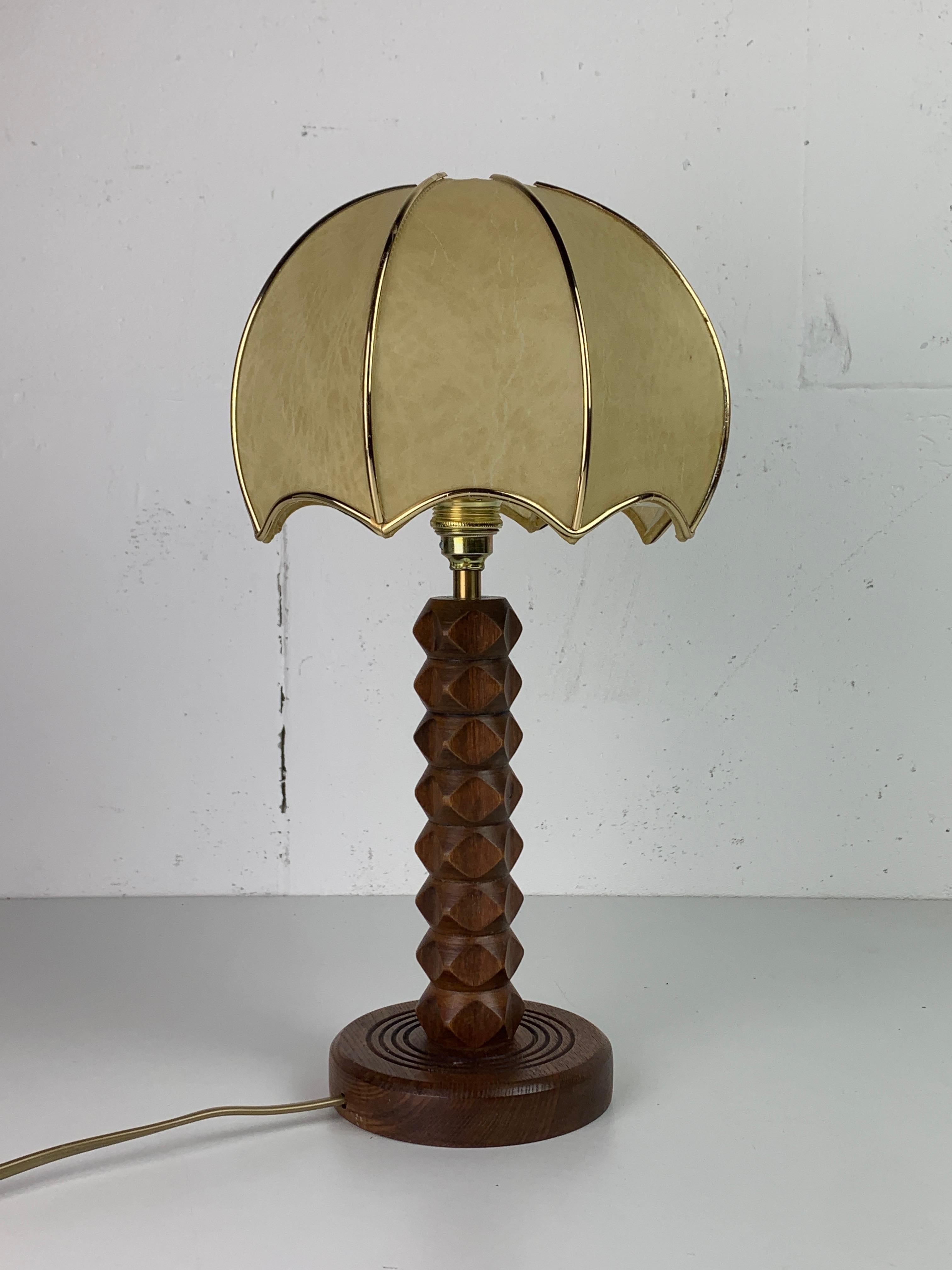 Preciosa lamparita francesa de sobremesa, años 50 con pantalla de capullo de seta años 60. Esta lámpara ha sido recableada y reacondicionada para una bombilla general E14. La pantalla capullo no tiene mellas ni rasgaduras y sólo una pequeña