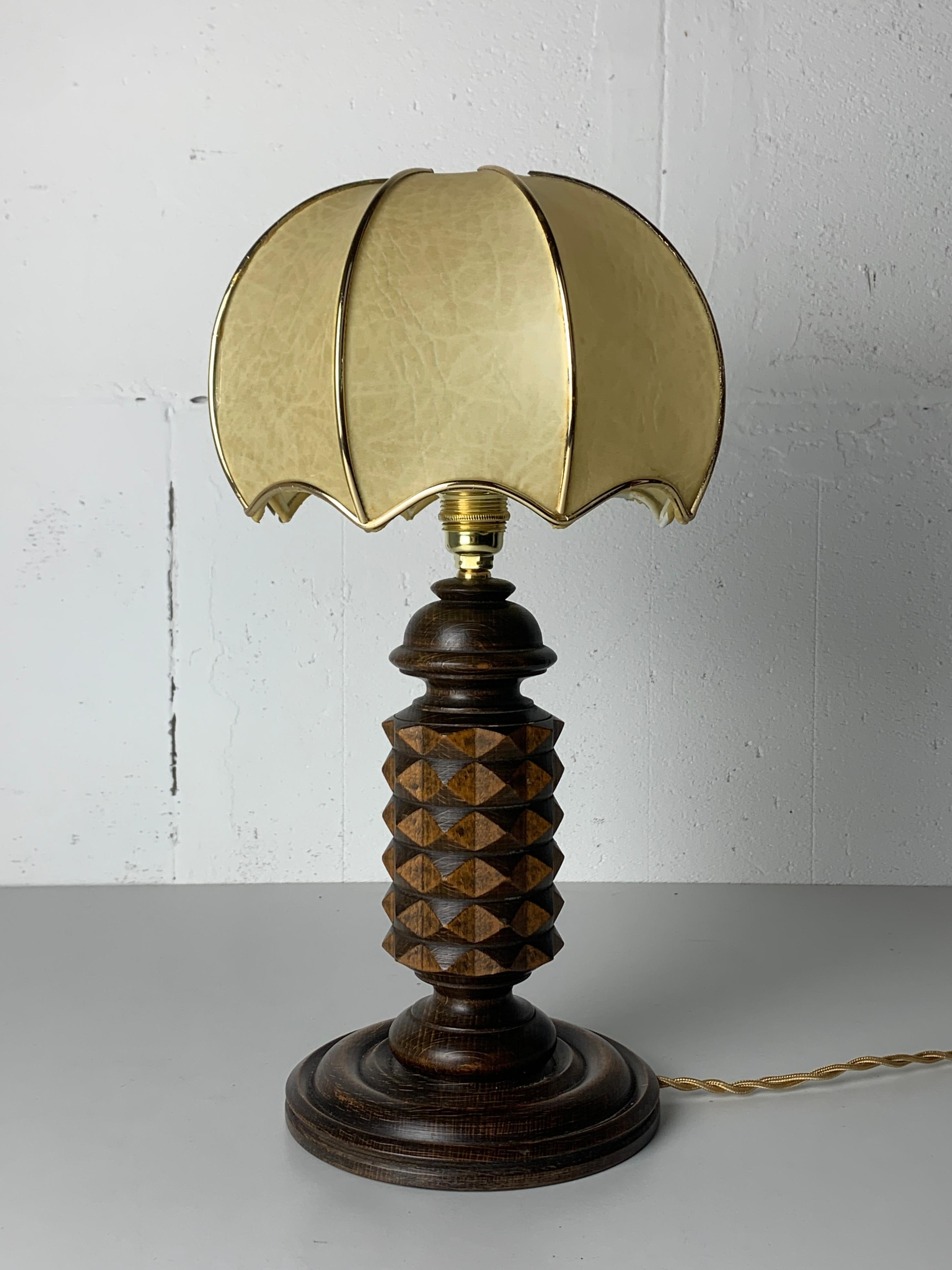 Charmante petite lampe de table française, années 1950, avec abat-jour en forme de cocon en forme de champignon, années 1960. Cette lampe a été recâblée et réajustée pour une ampoule E14. L'abat-jour en forme de cocon ne présente aucune entaille ou