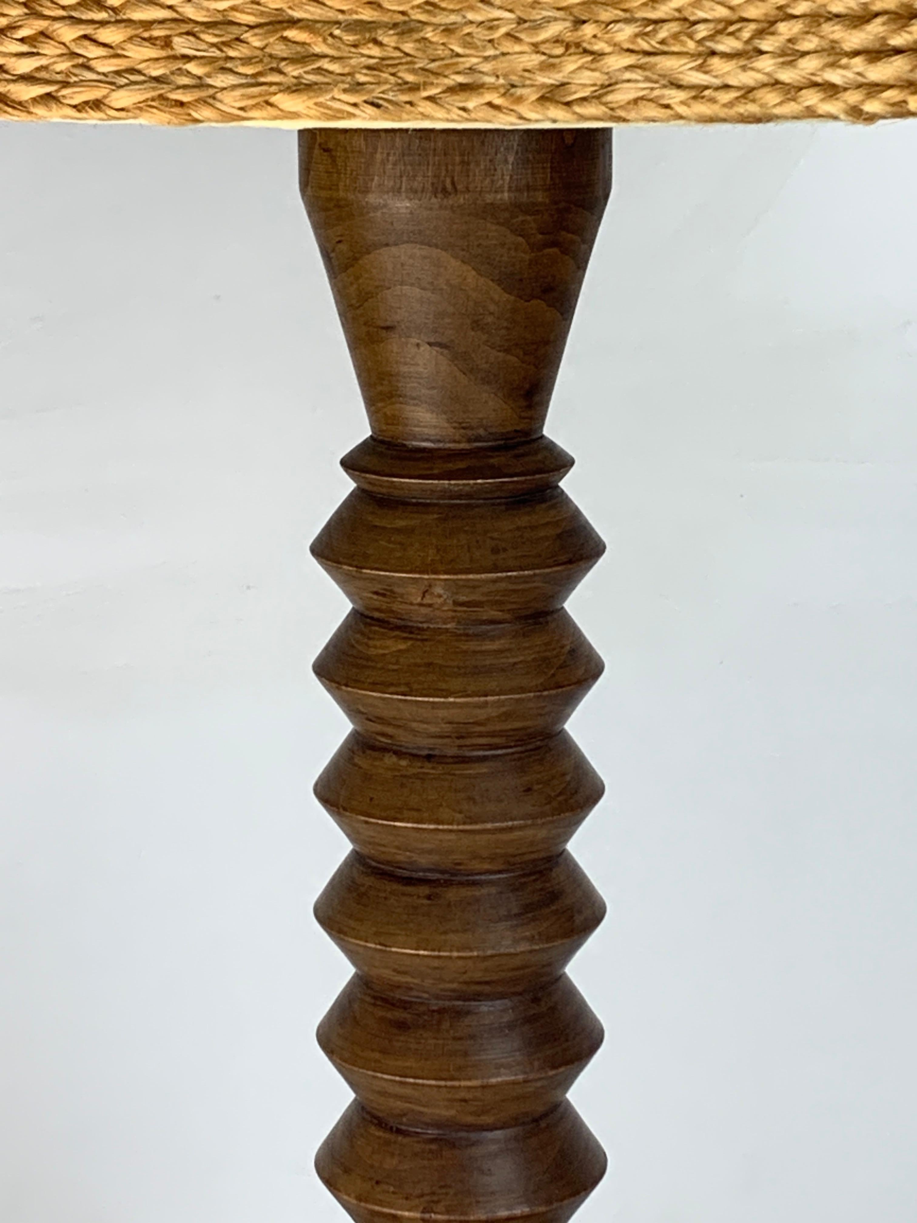 Lampe de table moderniste française en bois tourné dans le style de Charles Dudouyt, années 1940 en vente 2