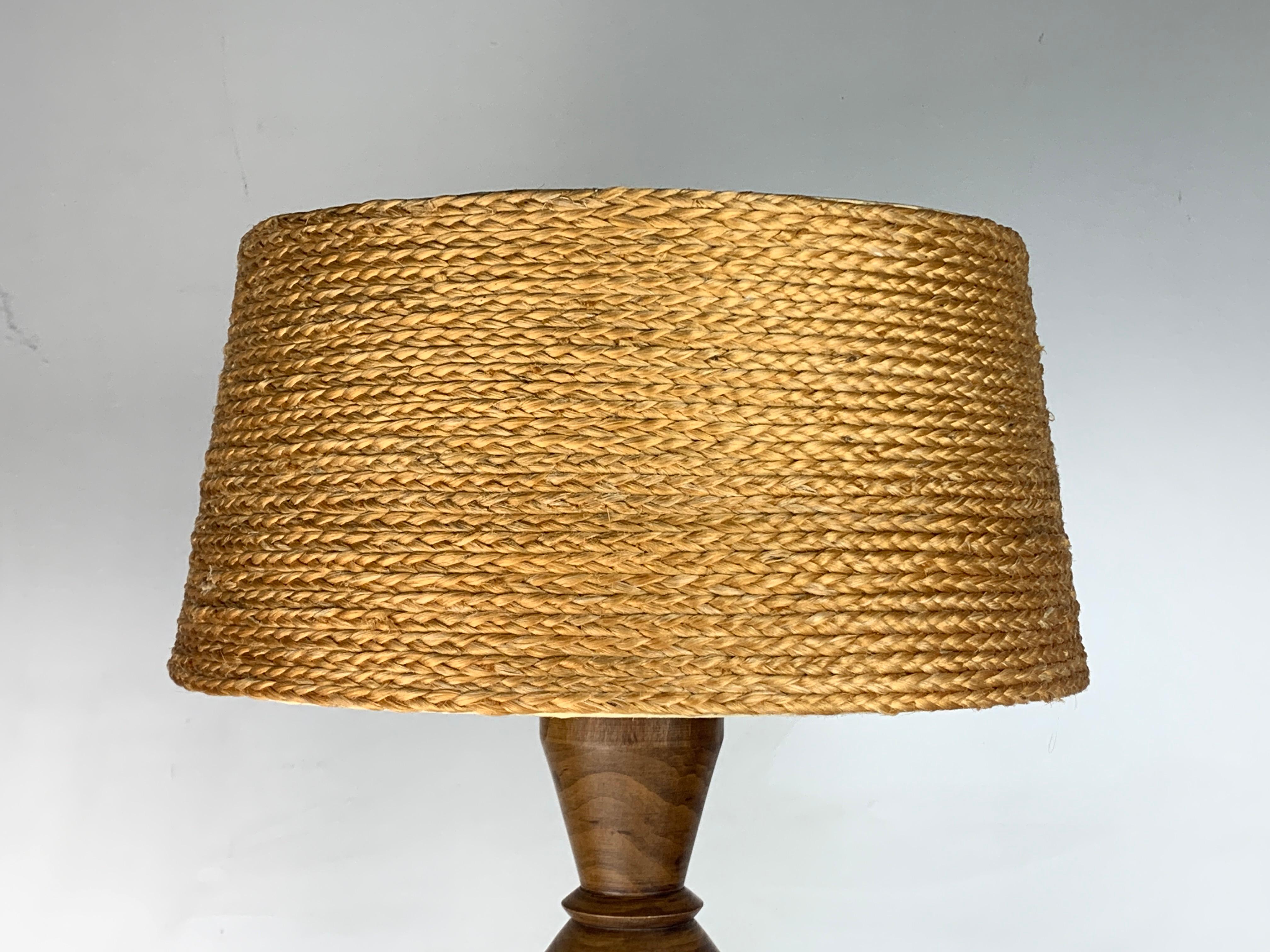 Lampe de table moderniste française en bois tourné dans le style de Charles Dudouyt, années 1940 en vente 3
