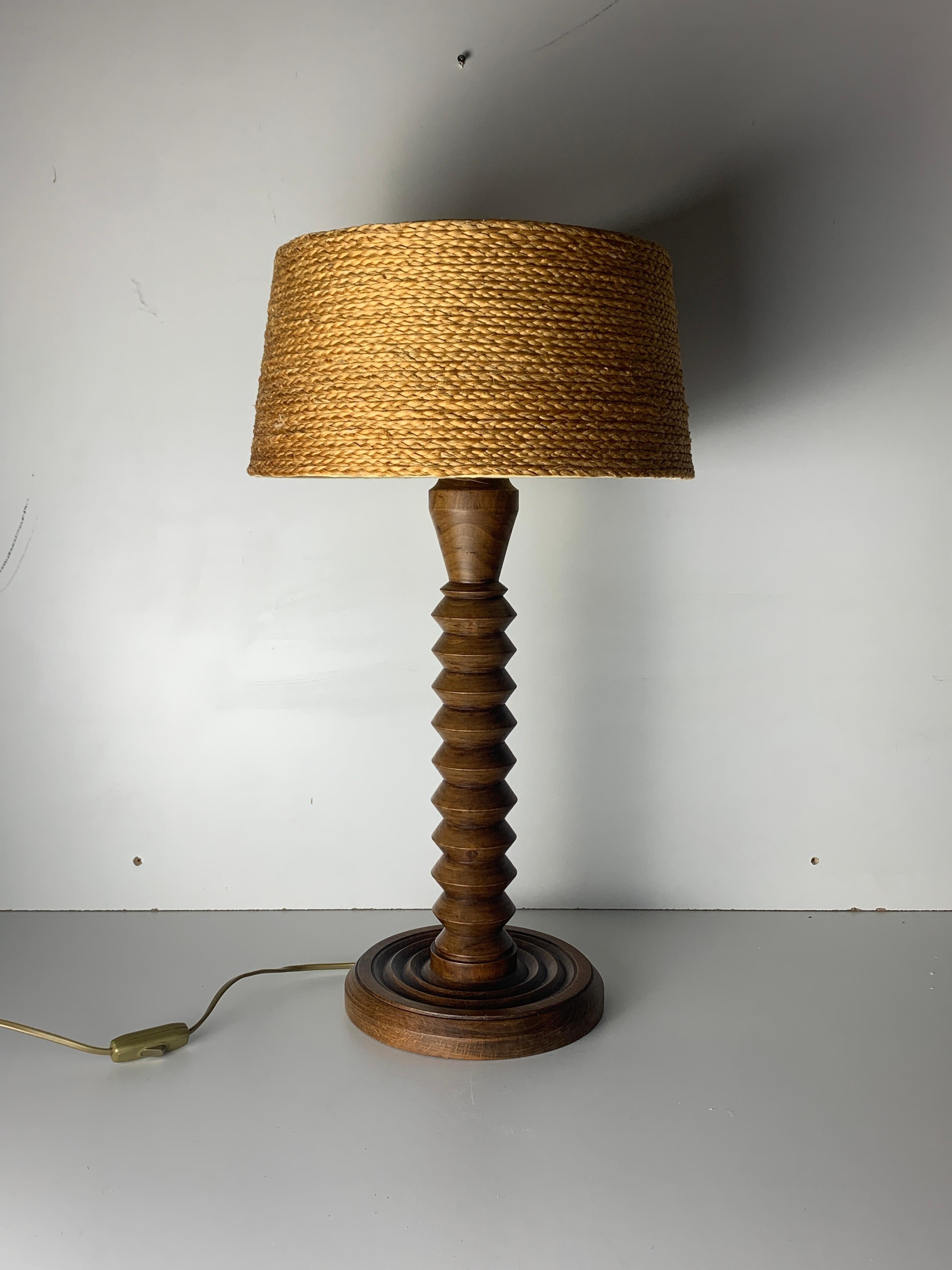 Magnifique lampe de table moderniste française avec abat-jour en corde vintage (ajout ultérieur), vers les années 1940-1950. Ces lampes sont souvent nommées dans le style de Charles Dudouyt. Le bois est dans un bel état patiné comme on peut le voir