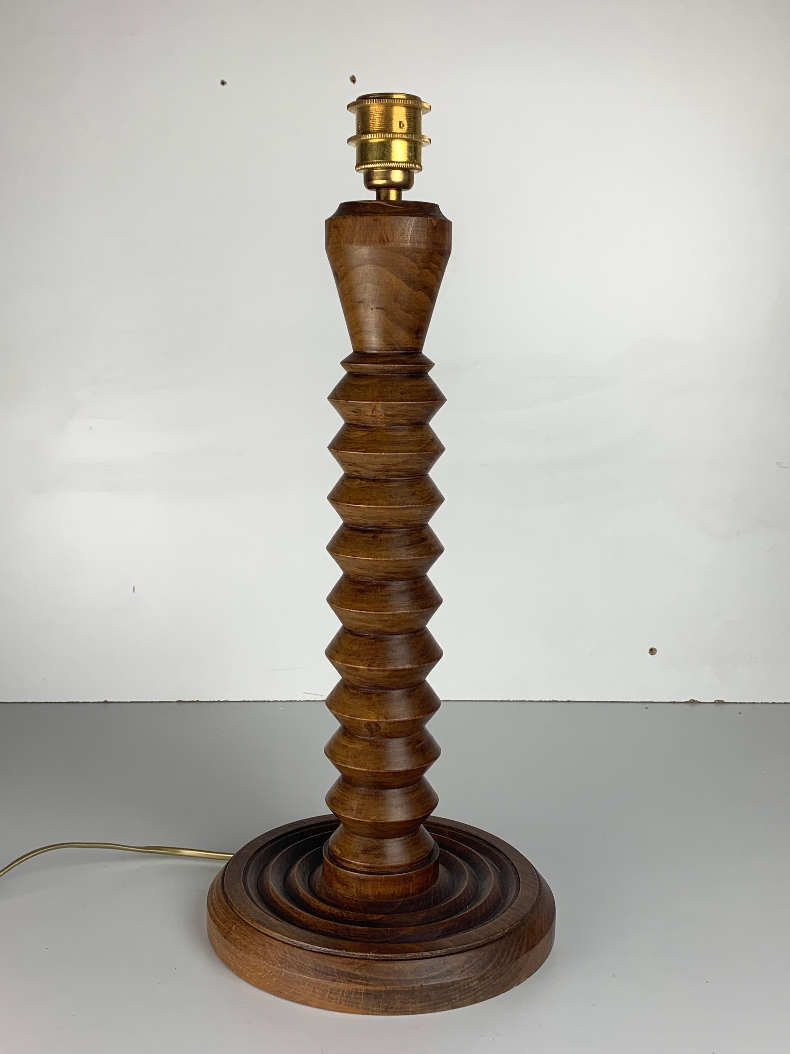Art déco Lampe de table moderniste française en bois tourné dans le style de Charles Dudouyt, années 1940 en vente