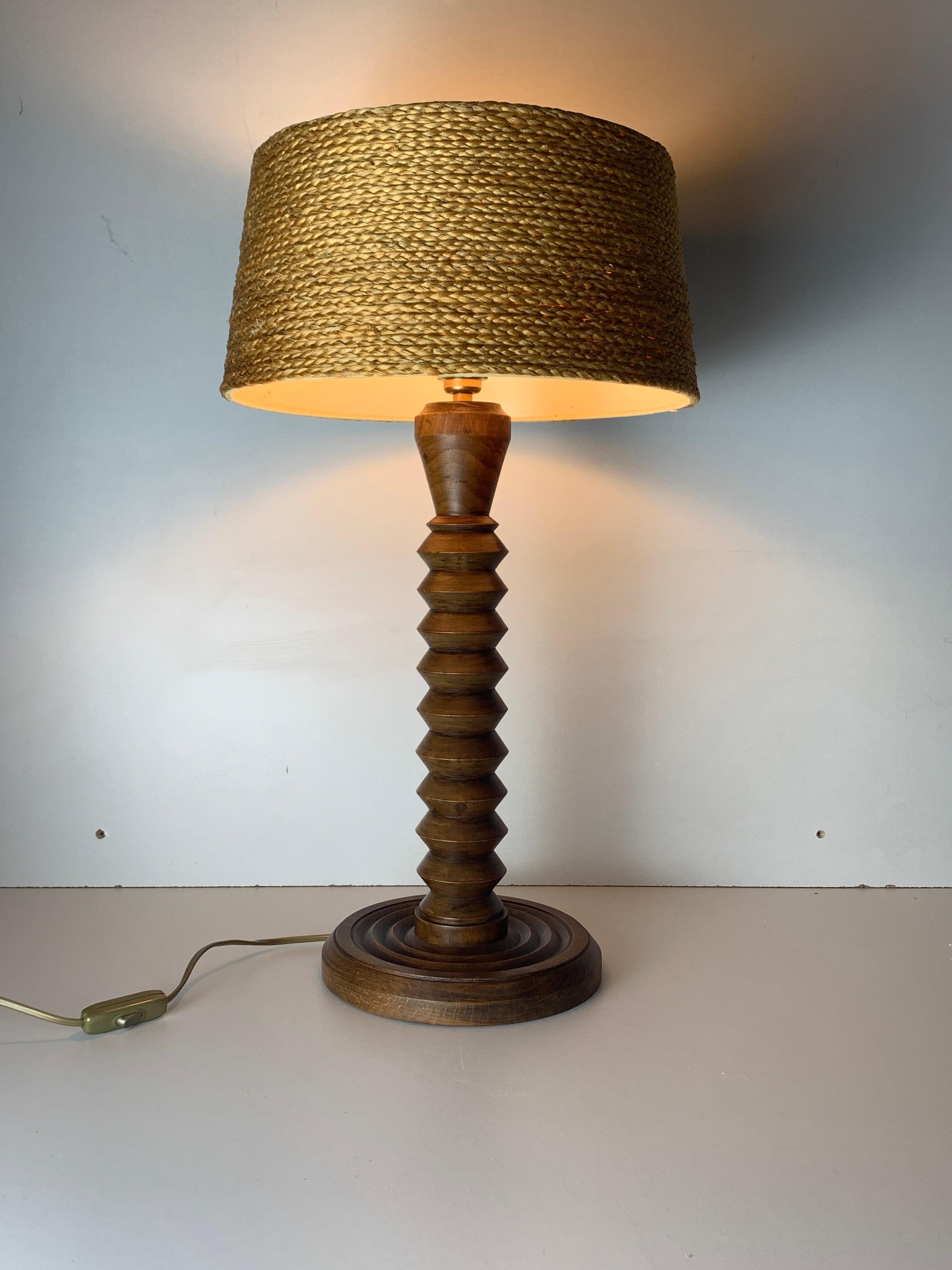 Français Lampe de table moderniste française en bois tourné dans le style de Charles Dudouyt, années 1940 en vente