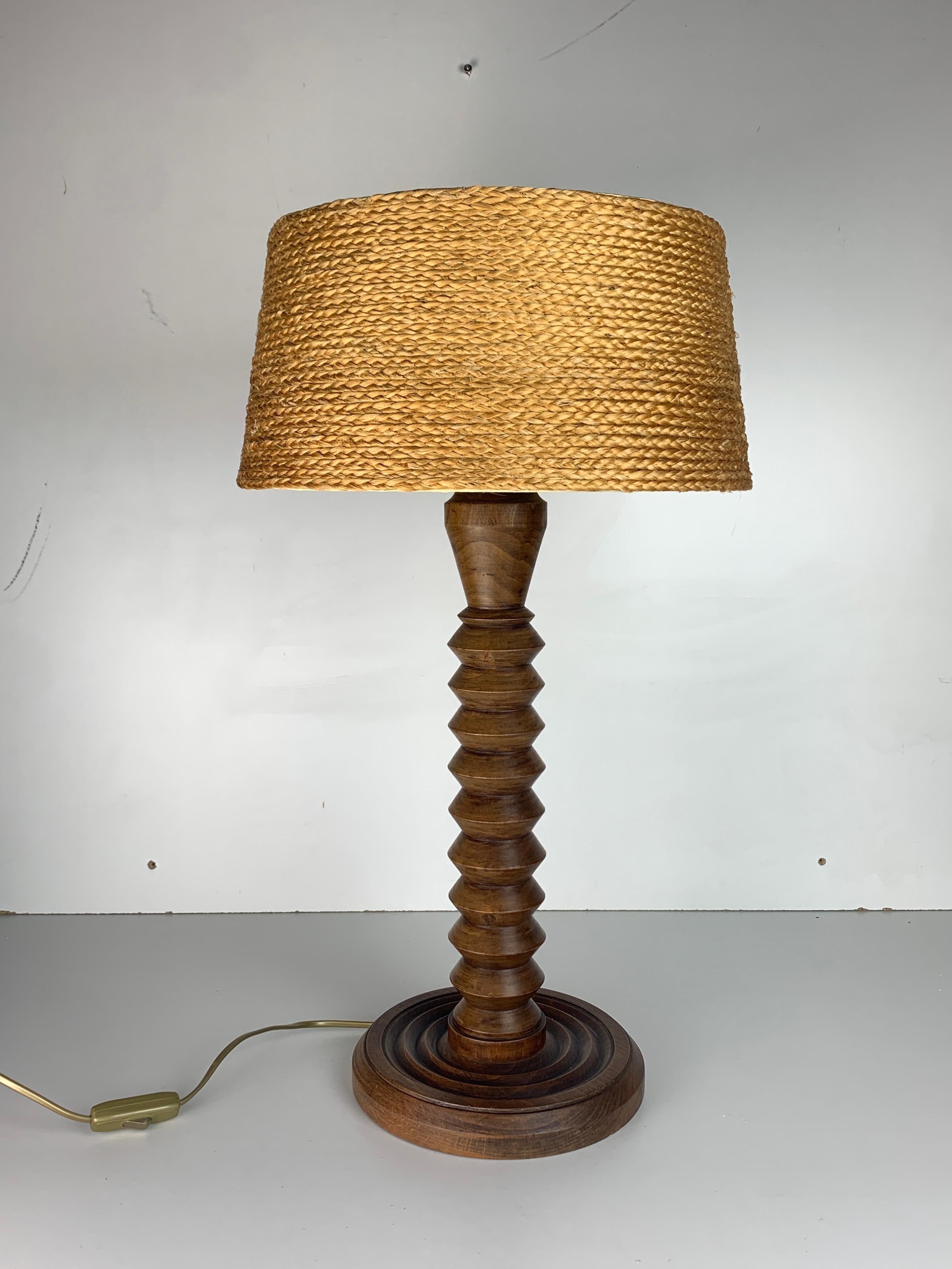 Tourné Lampe de table moderniste française en bois tourné dans le style de Charles Dudouyt, années 1940 en vente