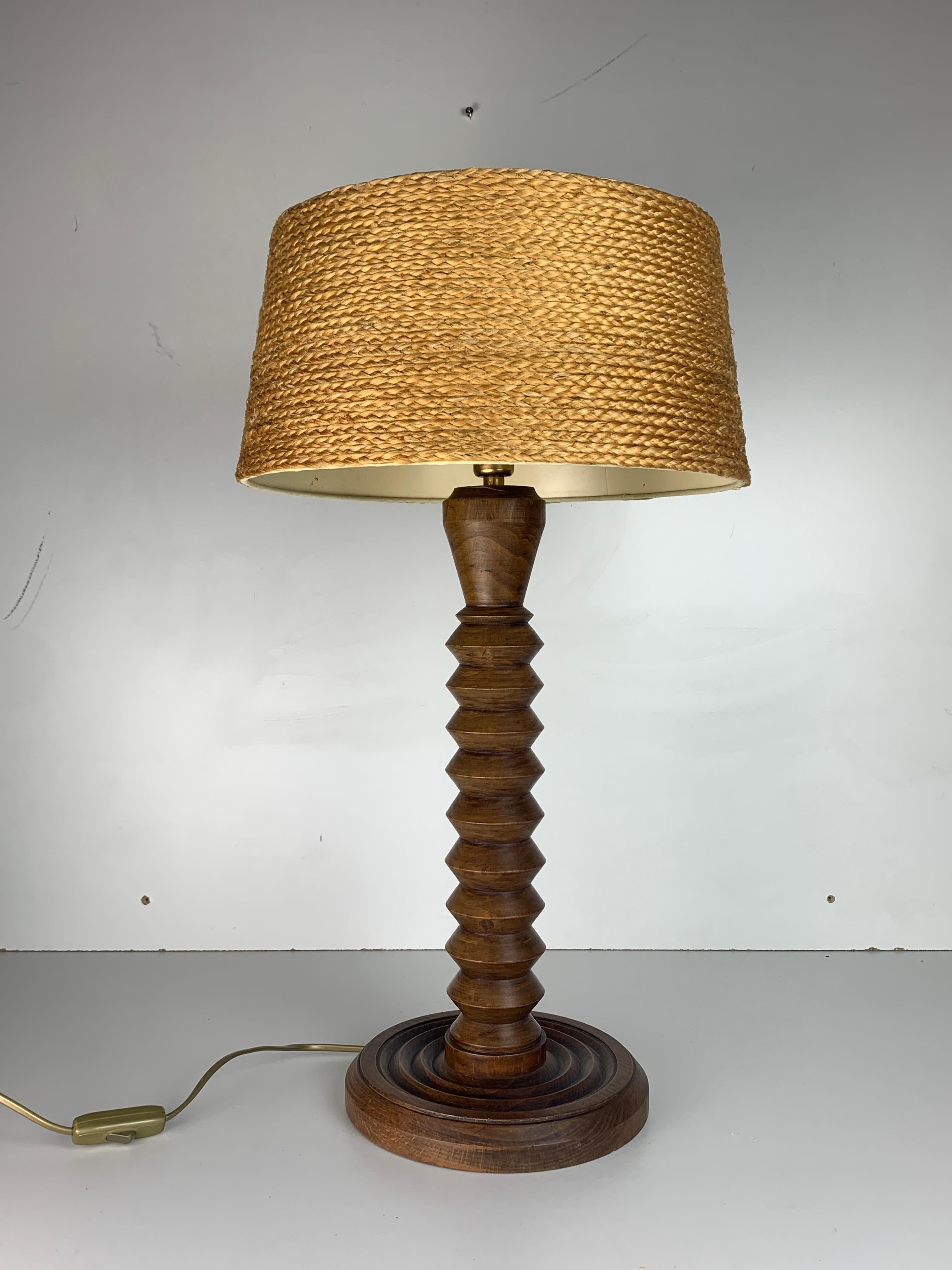 Lampe de table moderniste française en bois tourné dans le style de Charles Dudouyt, années 1940 Bon état - En vente à Zaandam, NL