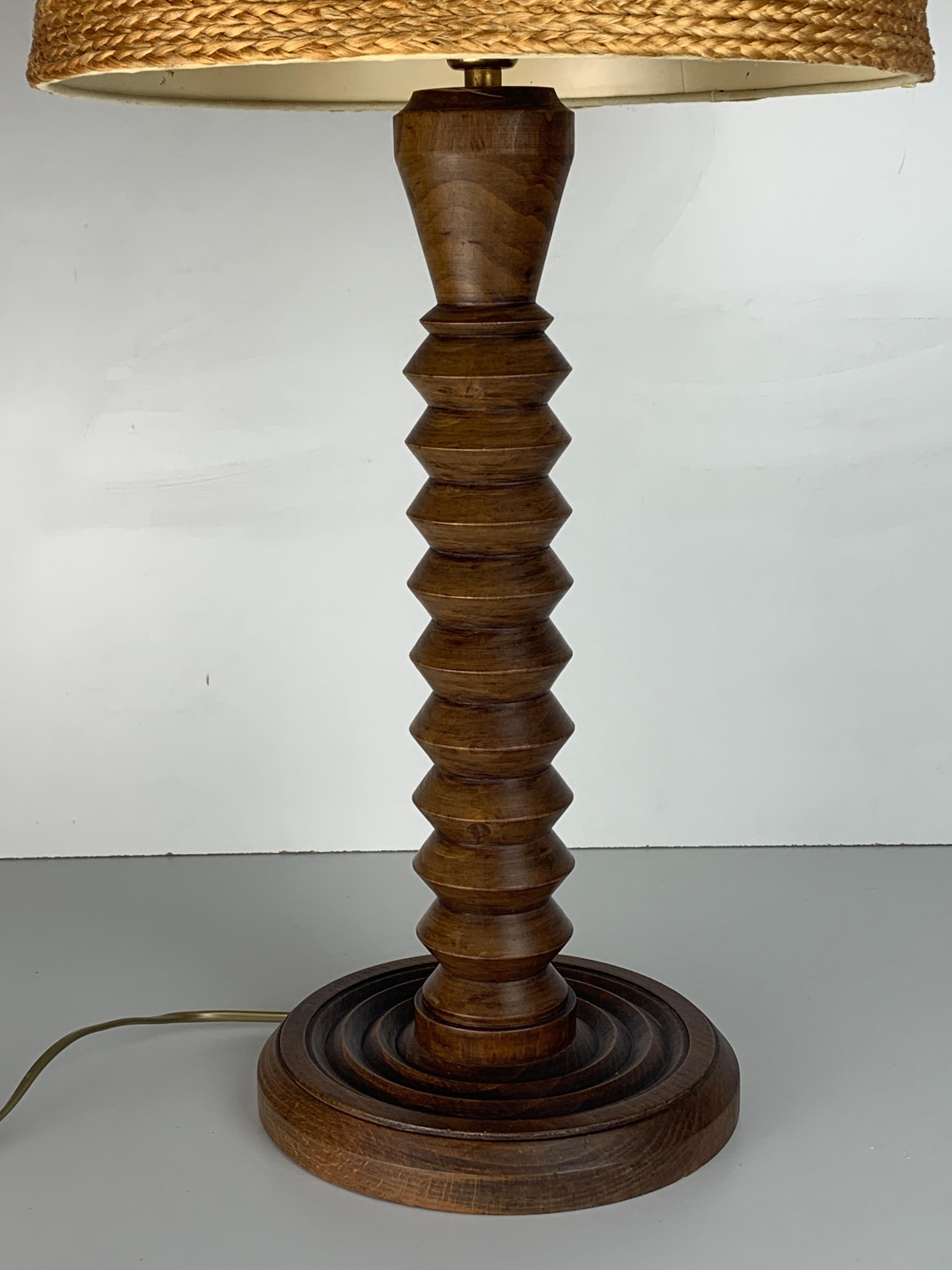 Milieu du XXe siècle Lampe de table moderniste française en bois tourné dans le style de Charles Dudouyt, années 1940 en vente