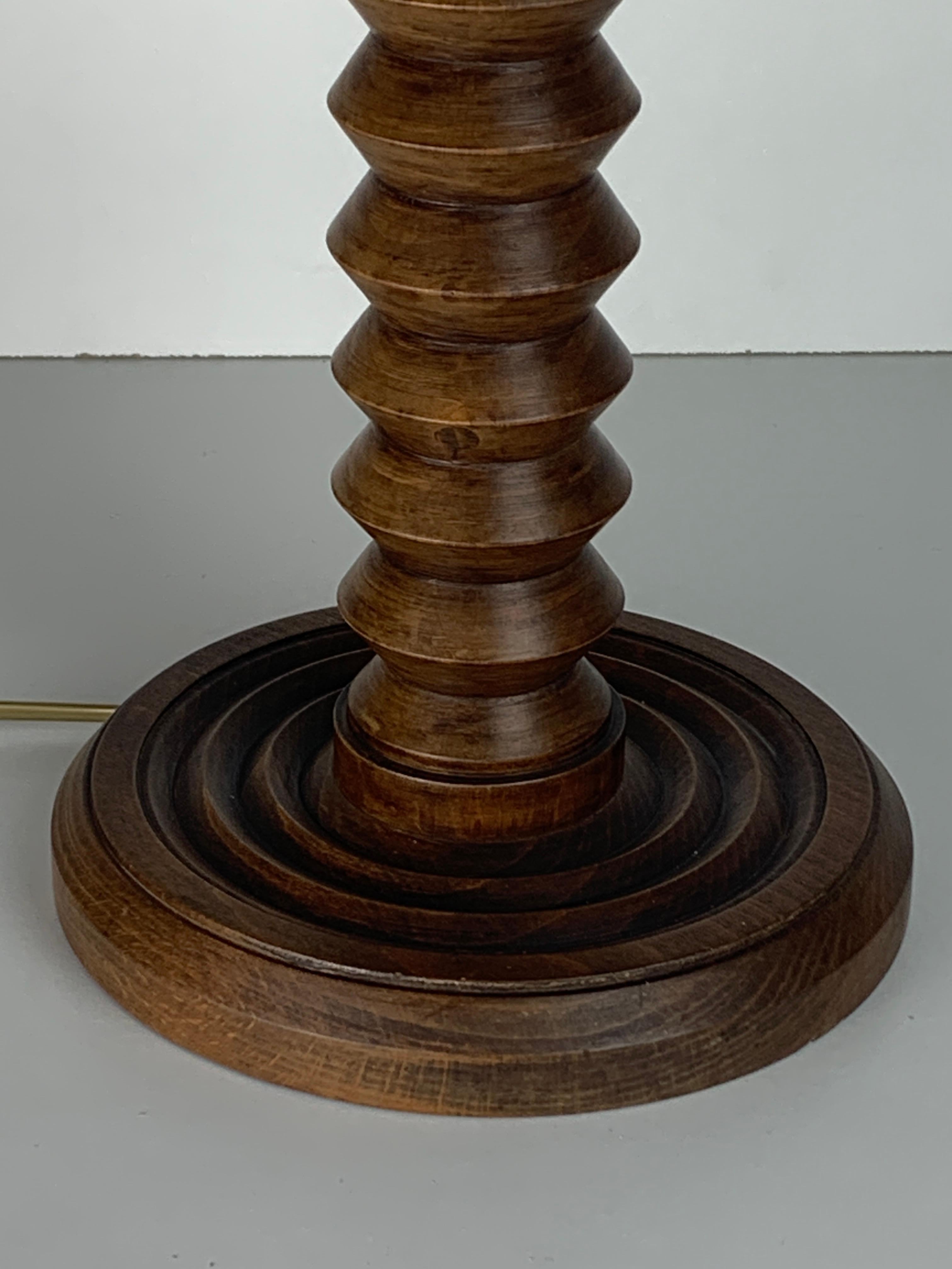 Bois Lampe de table moderniste française en bois tourné dans le style de Charles Dudouyt, années 1940 en vente