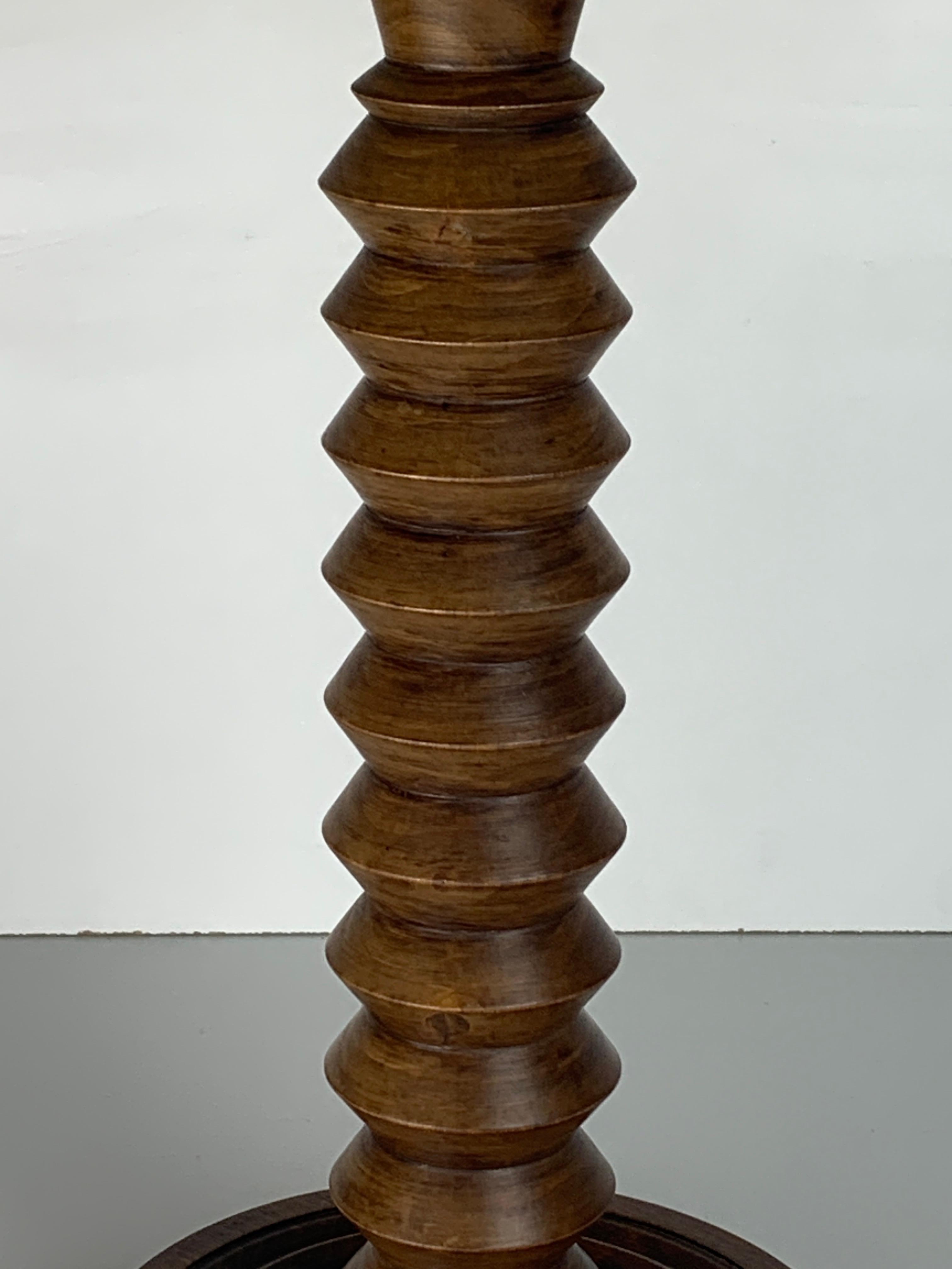 Lampe de table moderniste française en bois tourné dans le style de Charles Dudouyt, années 1940 en vente 1