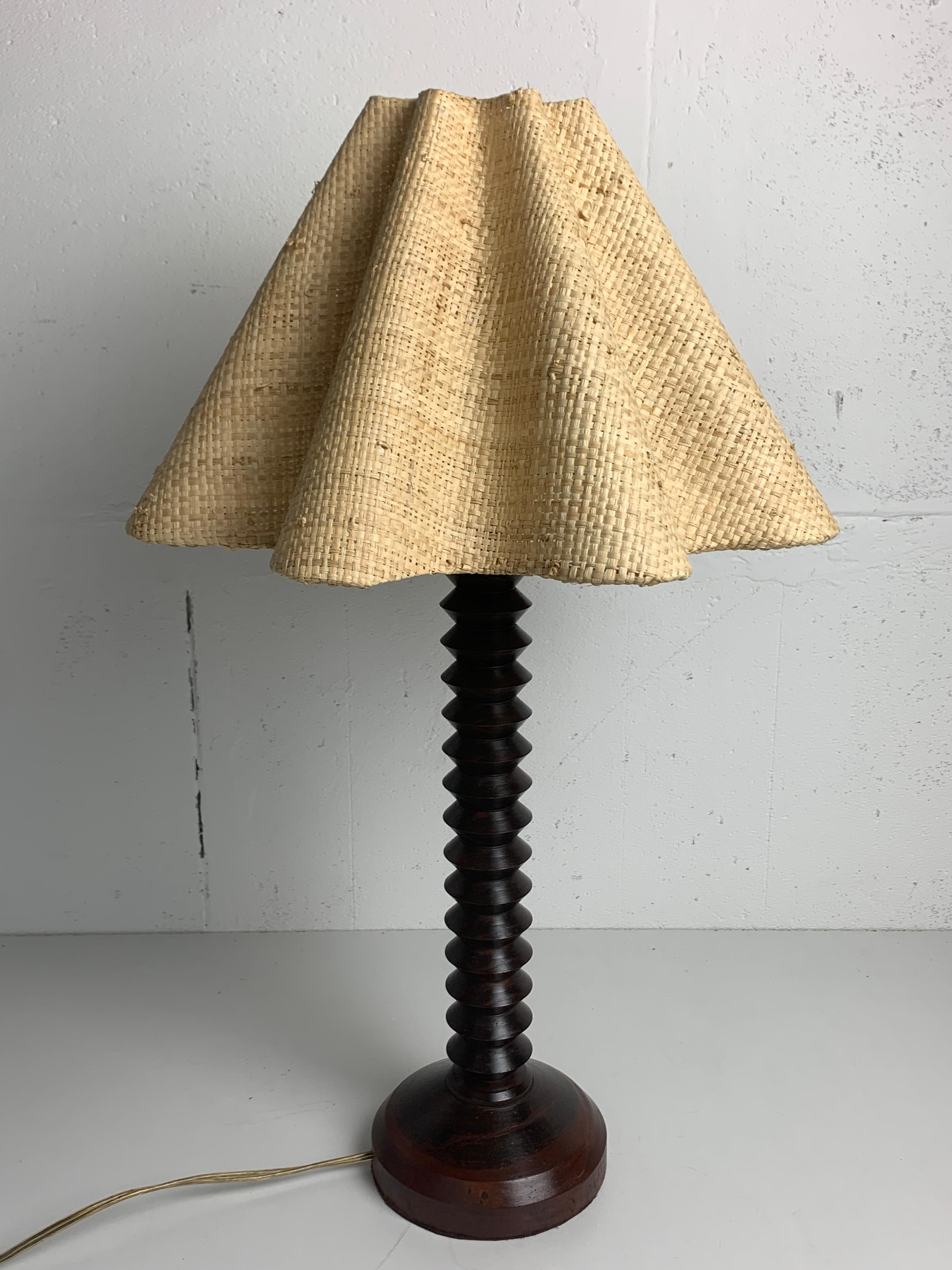Lampe de table moderniste française en bois tourné dans le style de Charles Dudouyt, années 1950 en vente 4