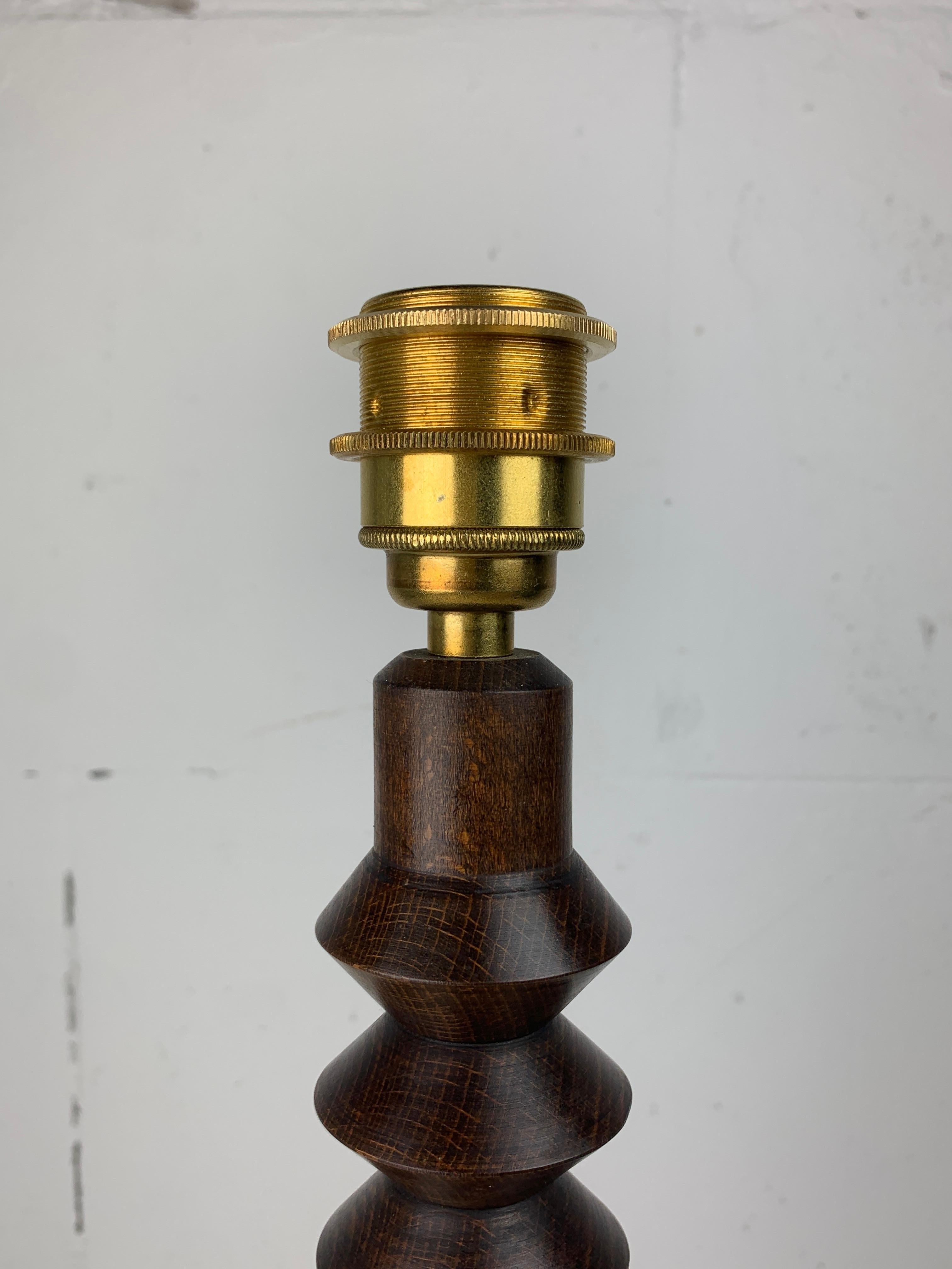 Lampe de table moderniste française en bois tourné dans le style de Charles Dudouyt, années 1950 en vente 4