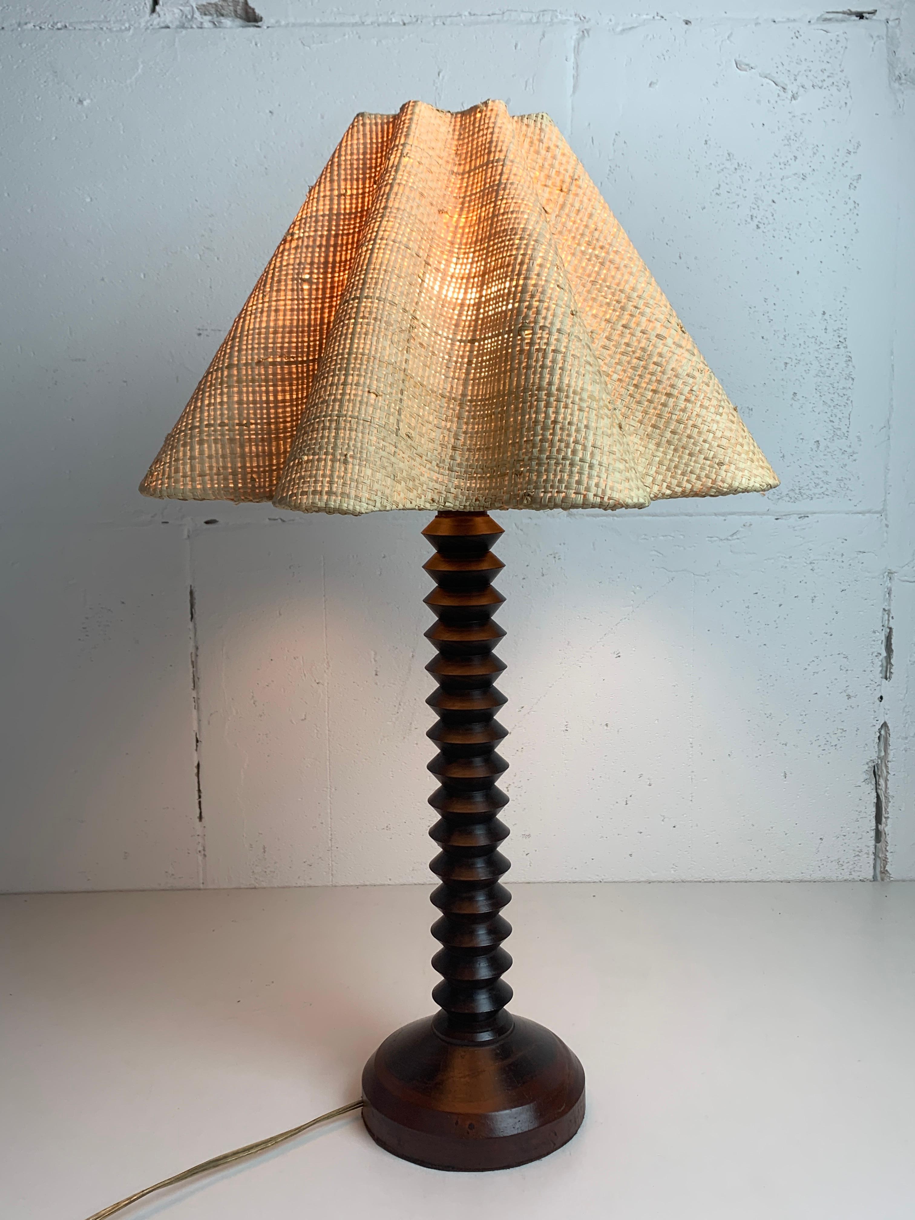 Magnifique lampe de table moderniste française avec un nouvel abat-jour en raphia, vers les années 1940-1950. Ces lampes sont souvent nommées dans le style de Charles Dudouyt. Le bois est dans un bel état patiné comme on peut le voir sur les photos.