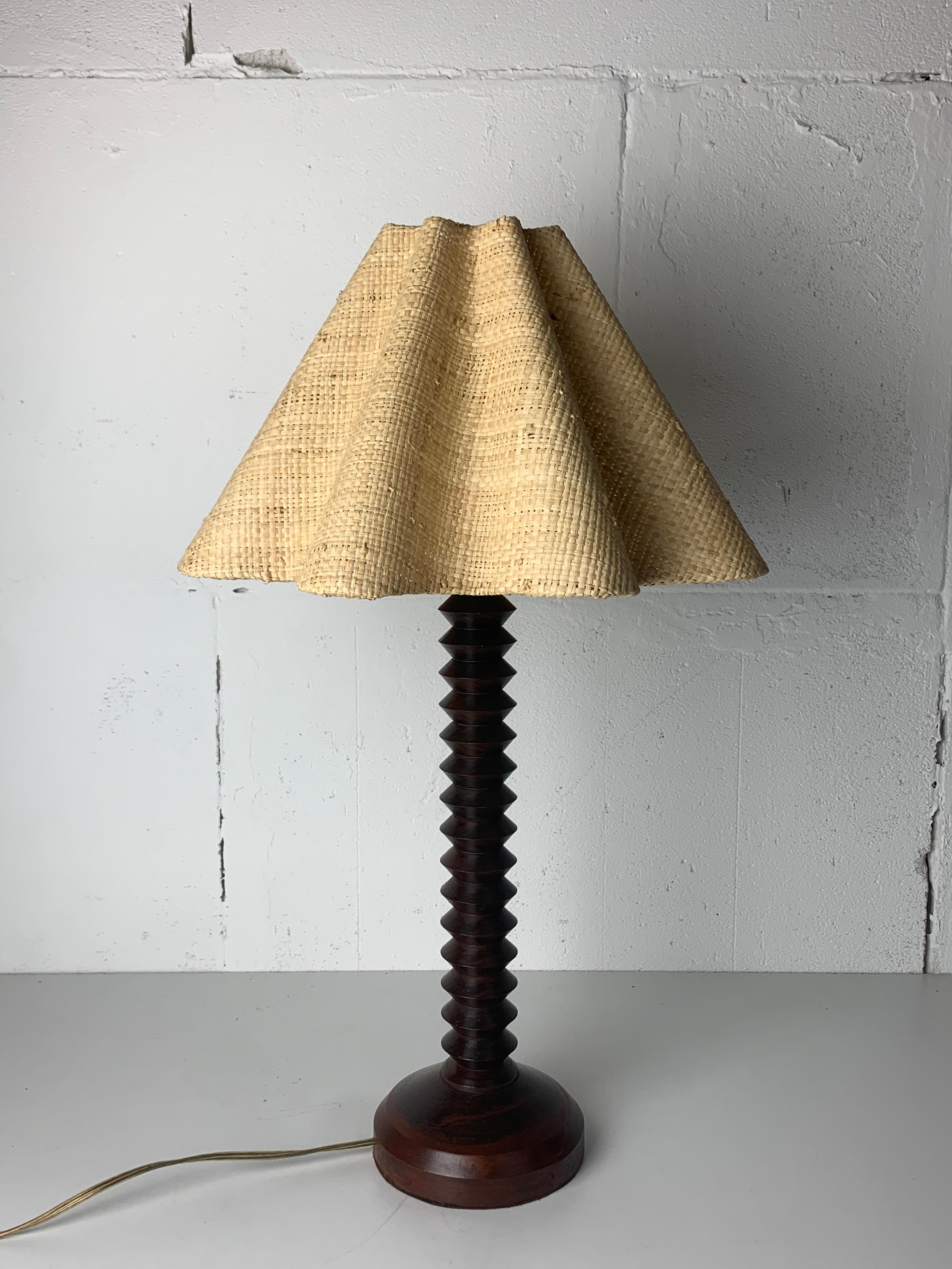 Art déco Lampe de table moderniste française en bois tourné dans le style de Charles Dudouyt, années 1950 en vente