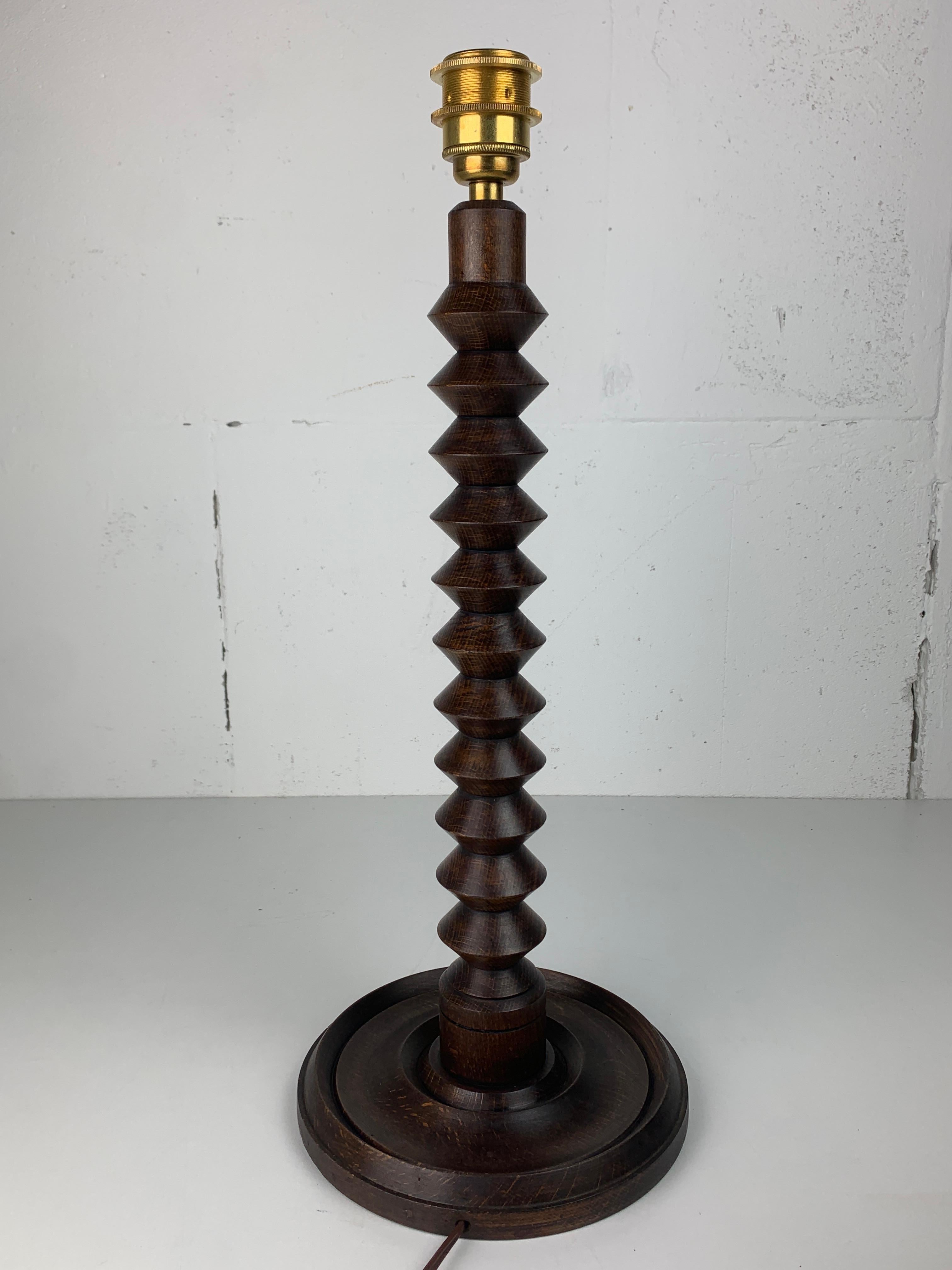 Art déco Lampe de table moderniste française en bois tourné dans le style de Charles Dudouyt, années 1950 en vente