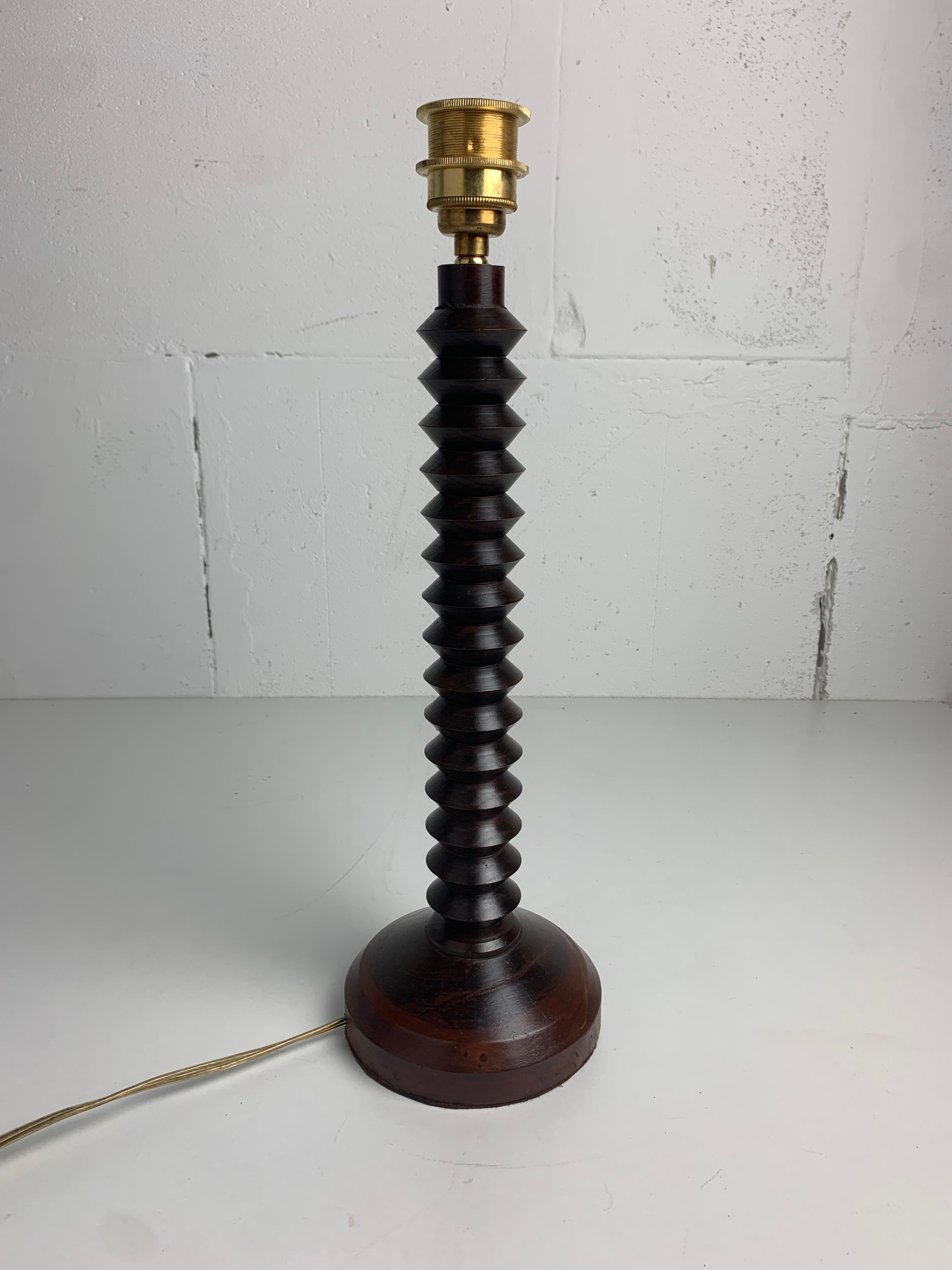 Français Lampe de table moderniste française en bois tourné dans le style de Charles Dudouyt, années 1950 en vente