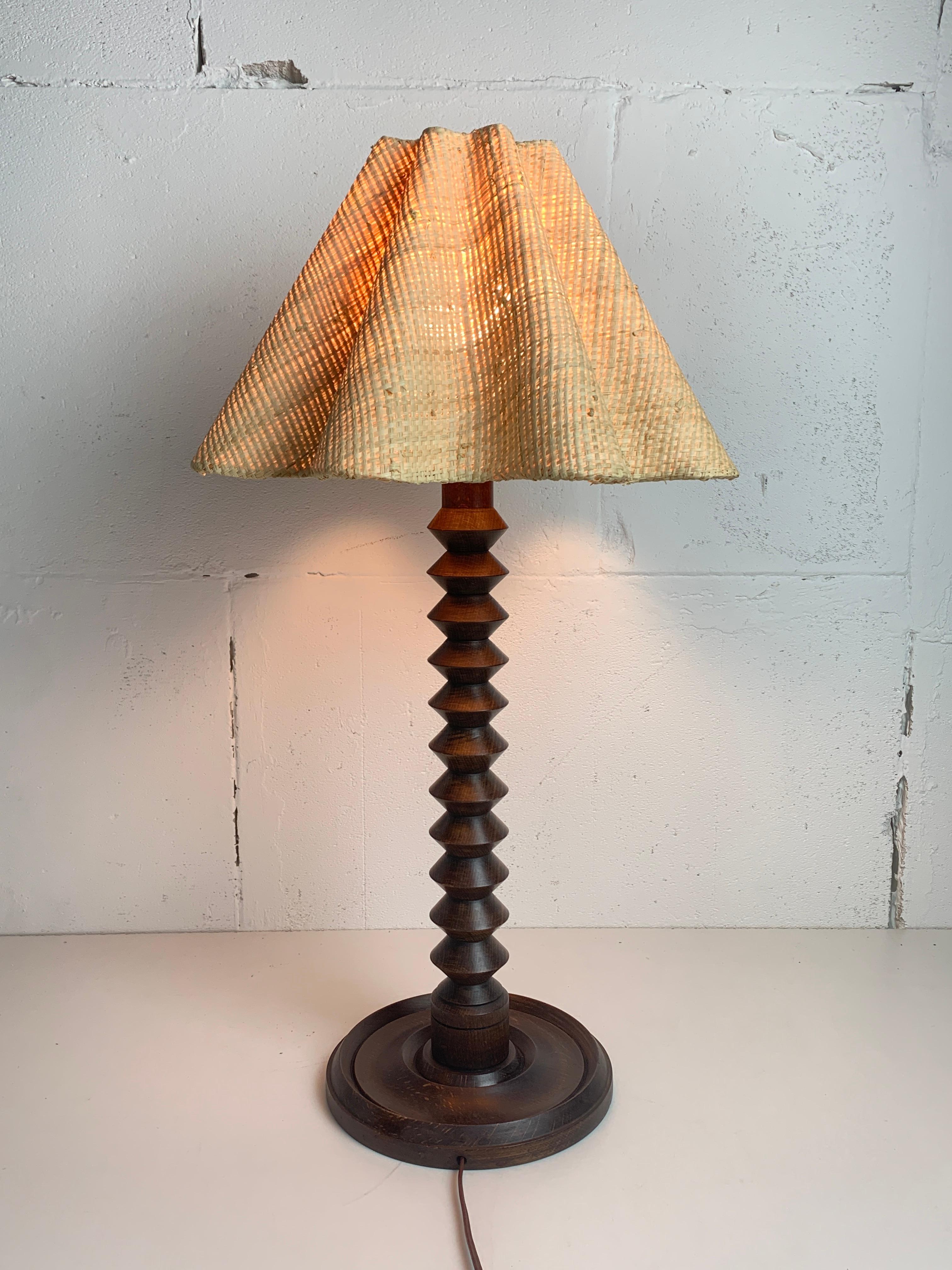 Français Lampe de table moderniste française en bois tourné dans le style de Charles Dudouyt, années 1950 en vente