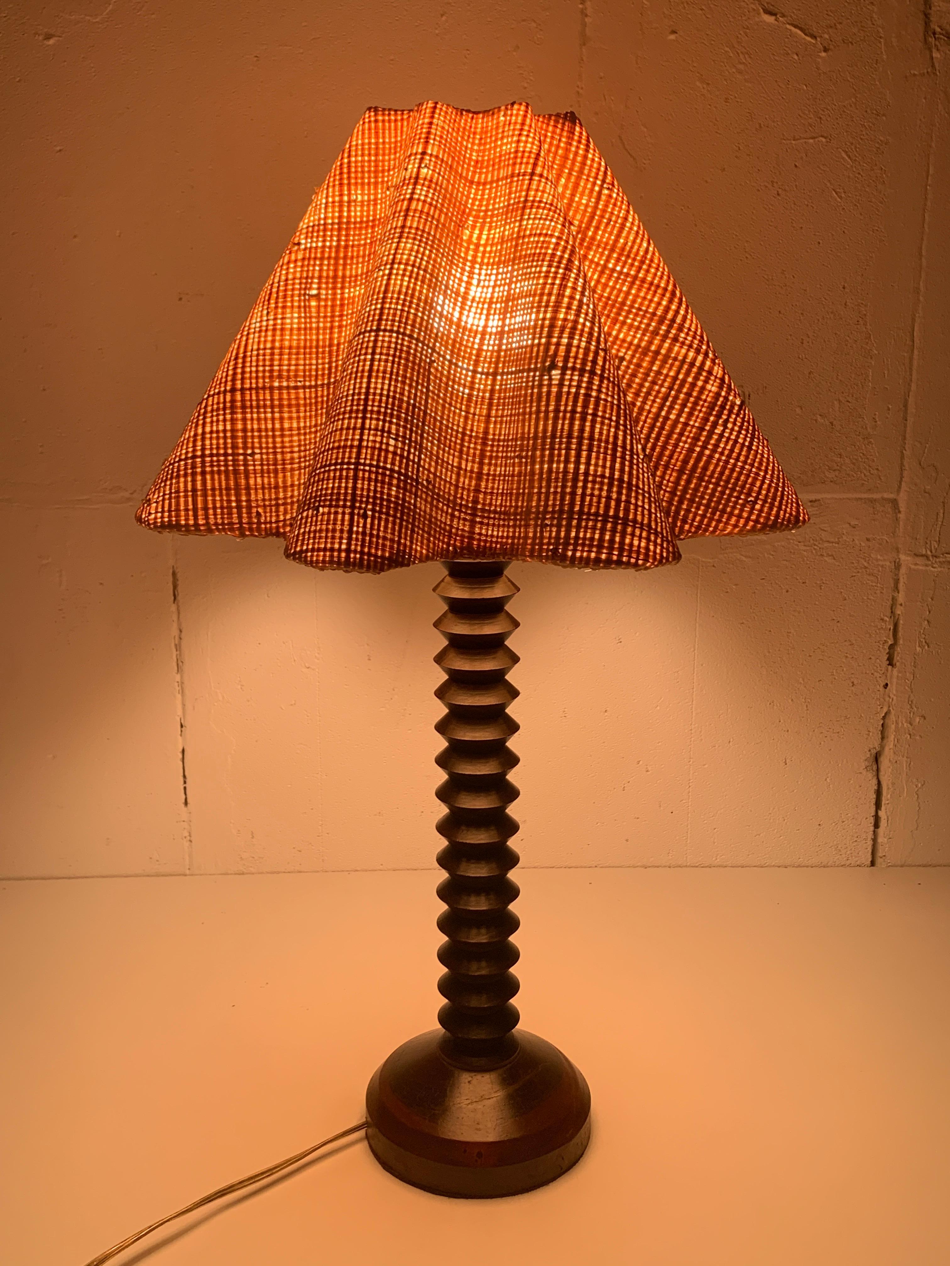 Tourné Lampe de table moderniste française en bois tourné dans le style de Charles Dudouyt, années 1950 en vente