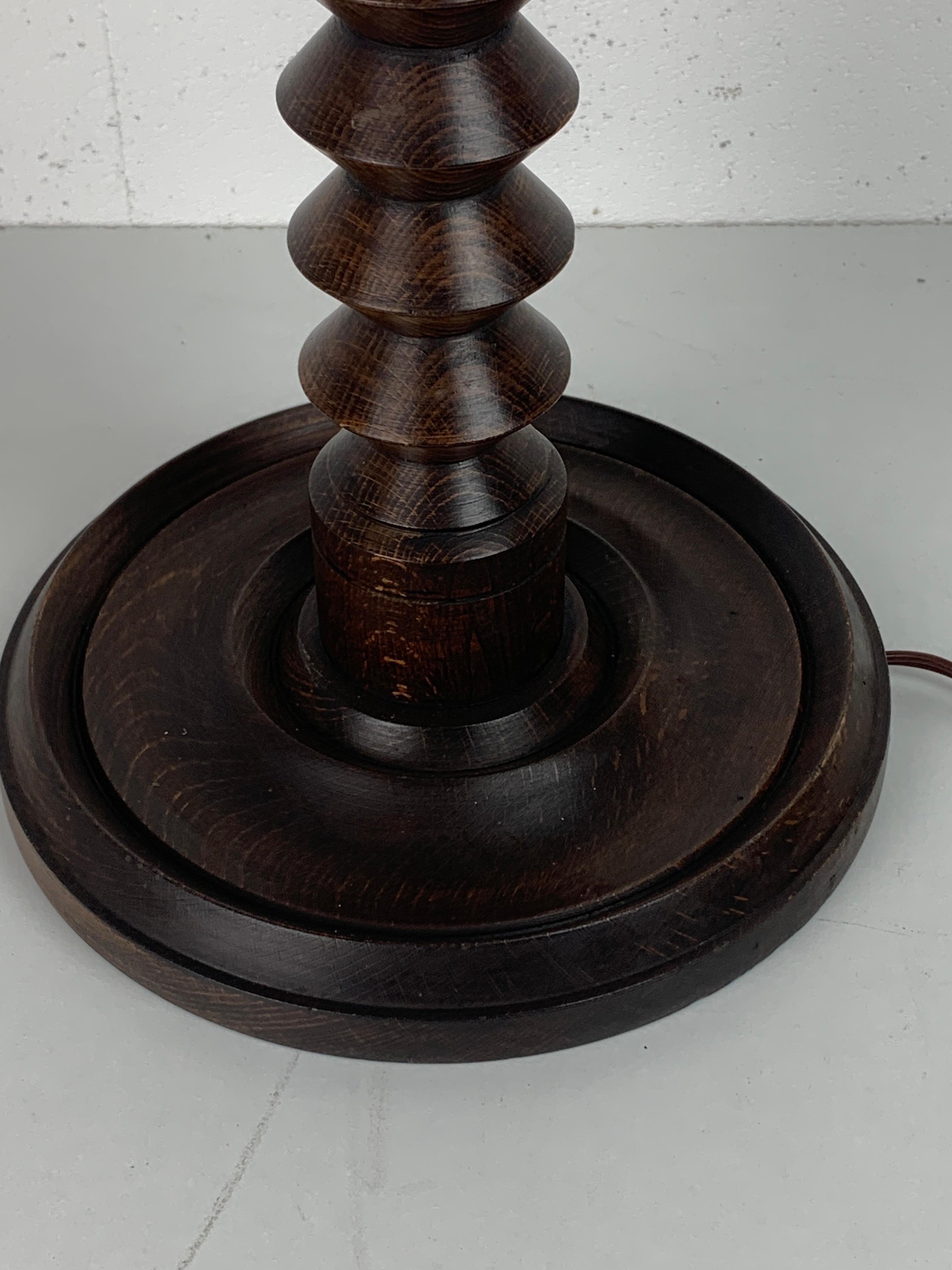 Tourné Lampe de table moderniste française en bois tourné dans le style de Charles Dudouyt, années 1950 en vente
