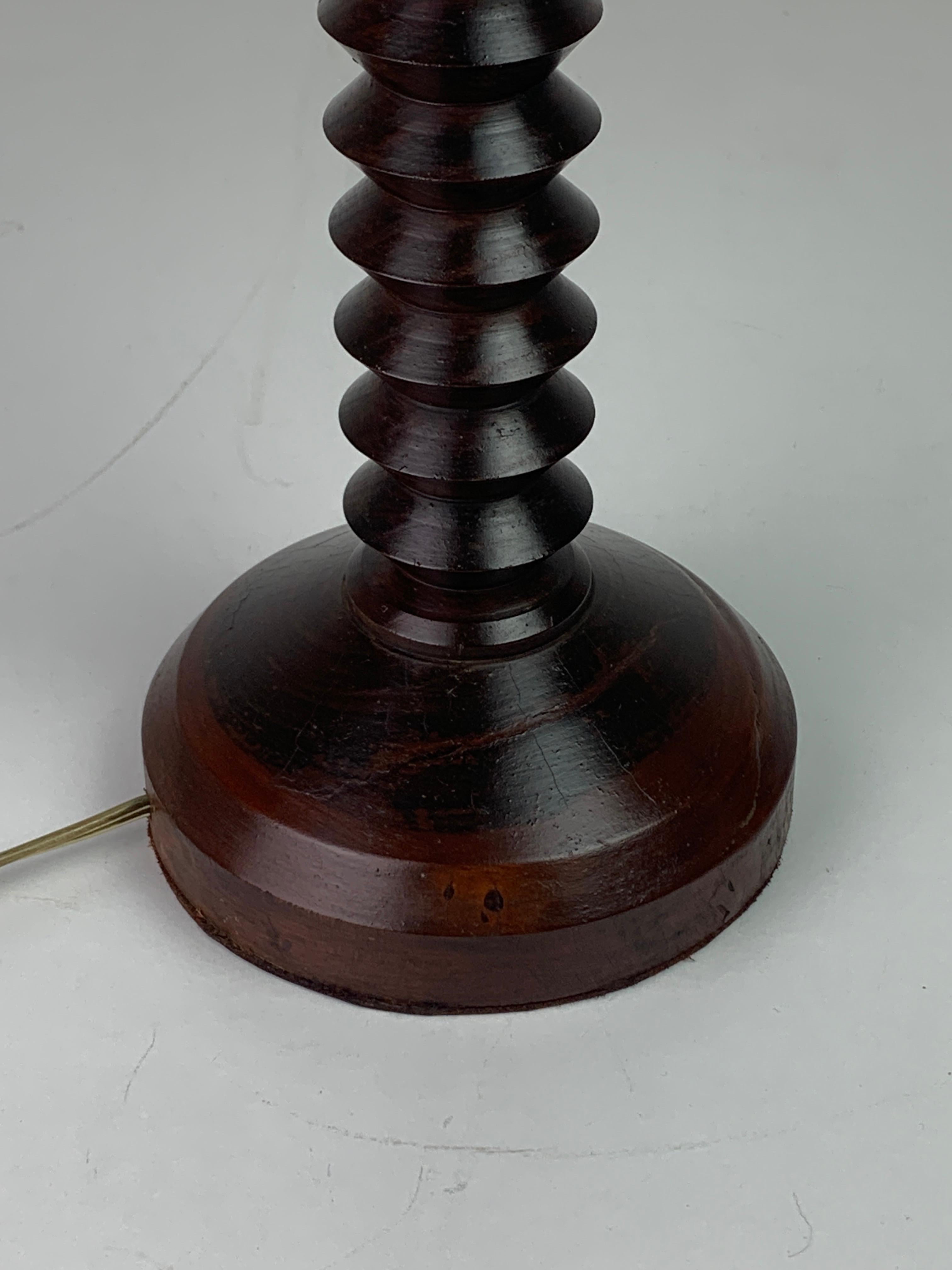 Lampe de table moderniste française en bois tourné dans le style de Charles Dudouyt, années 1950 Bon état - En vente à Zaandam, NL