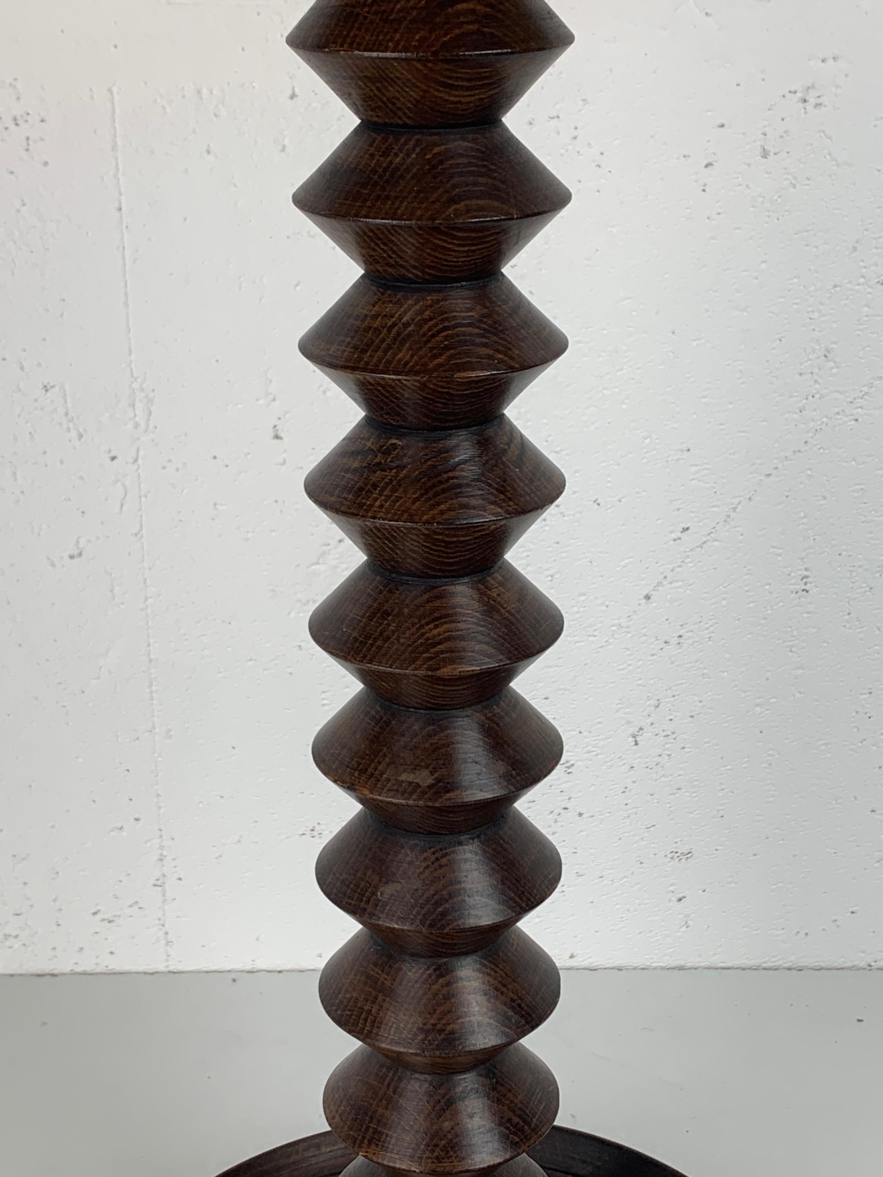 Lampe de table moderniste française en bois tourné dans le style de Charles Dudouyt, années 1950 Bon état - En vente à Zaandam, NL