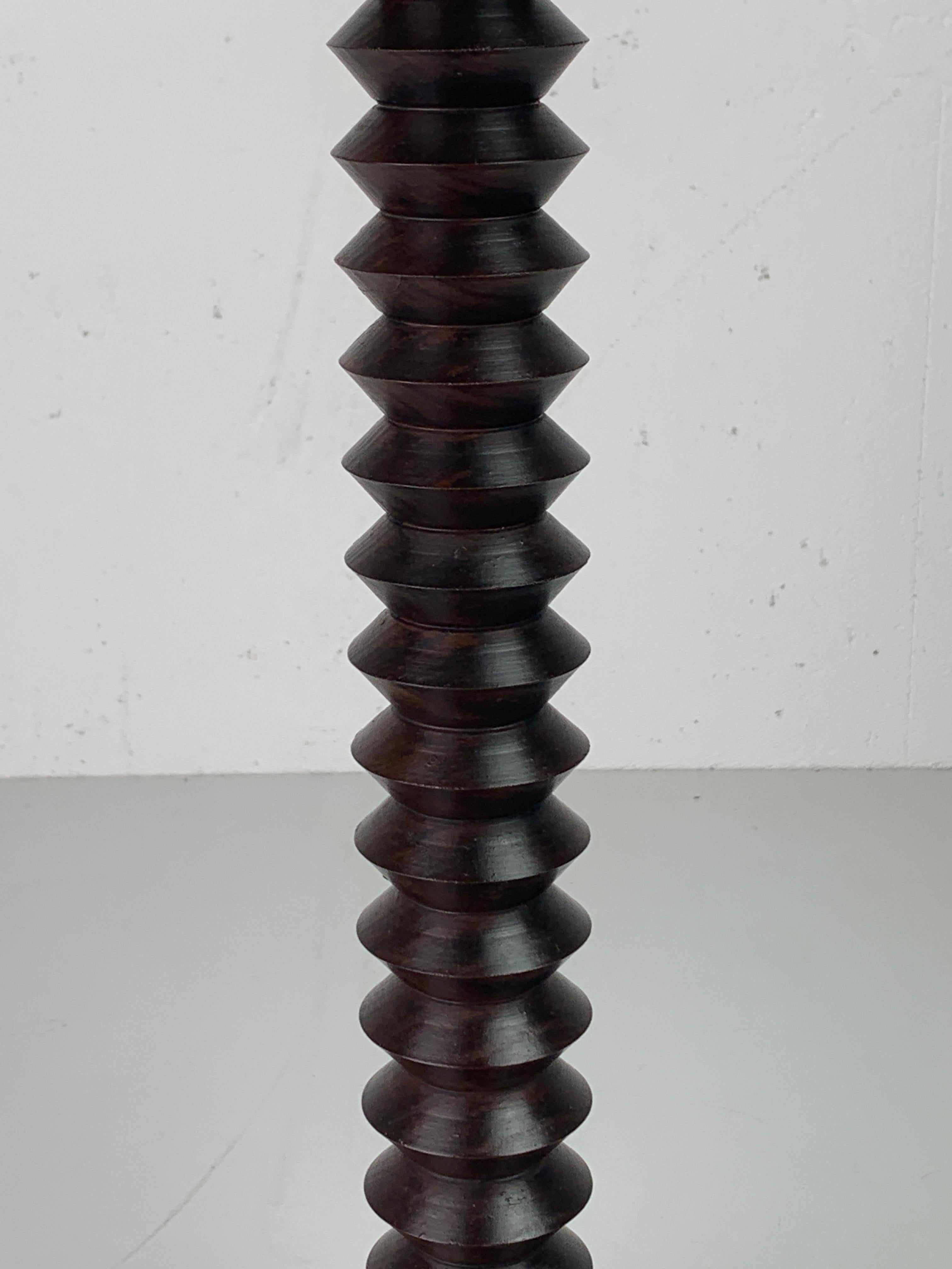 Milieu du XXe siècle Lampe de table moderniste française en bois tourné dans le style de Charles Dudouyt, années 1950 en vente